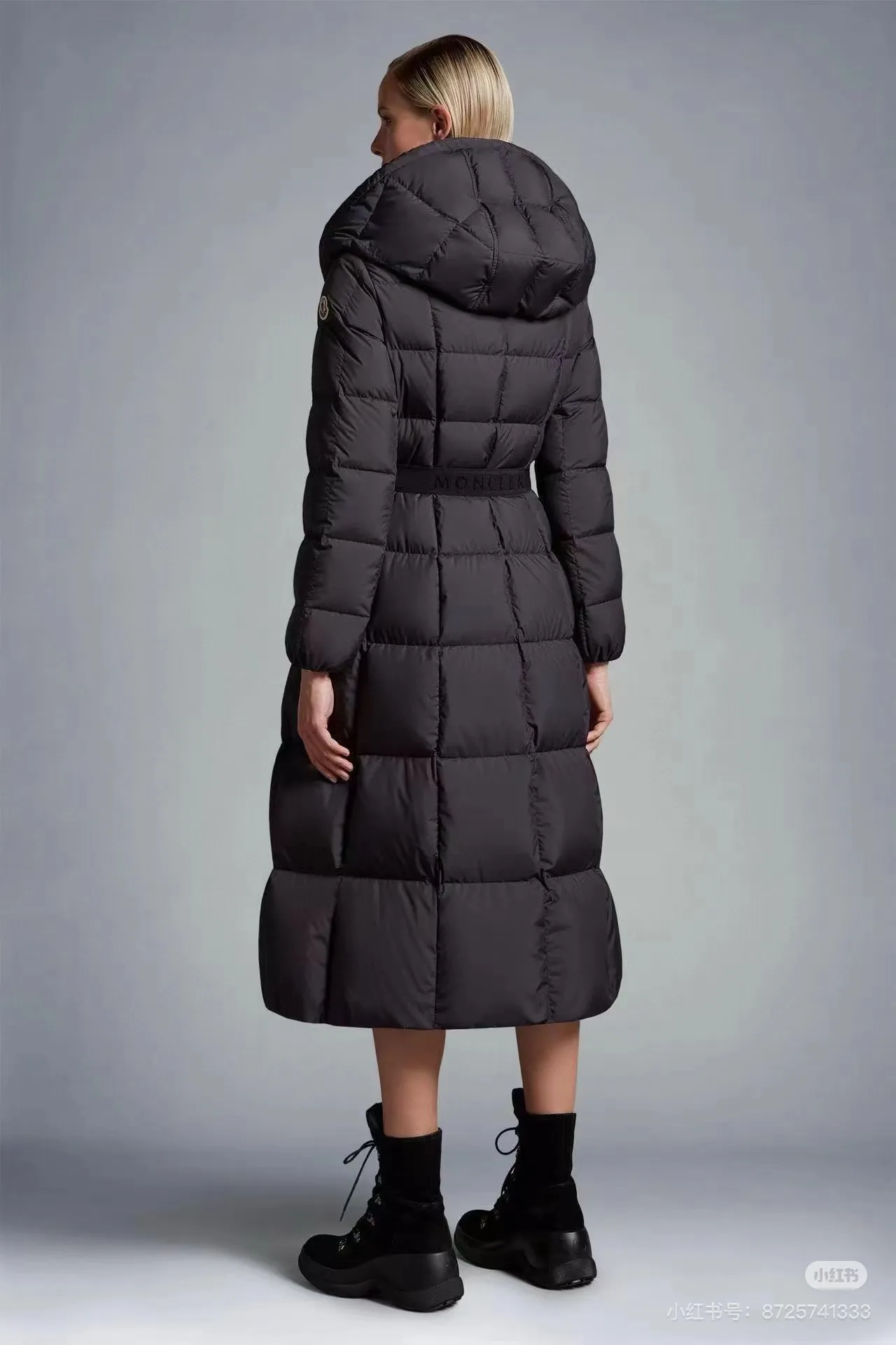 P980 top foreign trade Moncler masked Faucon long women's hooded down jacket👸Princess on the run👸A must-have item! ! Faucon women's long down interprets classic items in new proportions, showing impeccable fashion style. The Faucon long down is made of polyester fabric and has a slim, wide silhouette with a nipped-in waist. The Longue saison lining is lightweight and the three-dimensional hood adds a finishing touch to the style. Made of polyester •Longue saison lining •Down filling •Adjustable hood •Zip closure •Zip pockets •Elastic waist •Logo patch