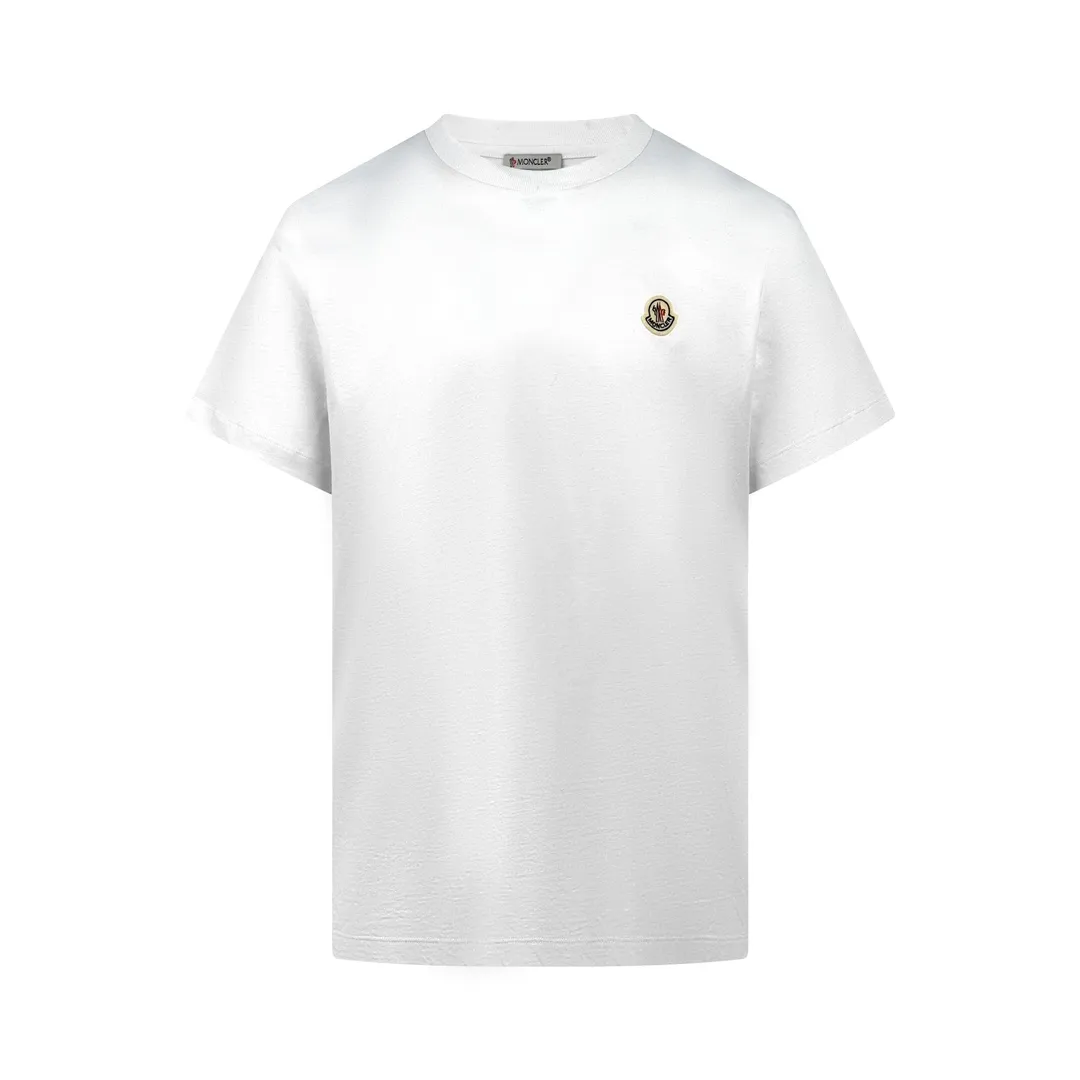 P180 Moncler logo short-sleeve, custom Yunshu velvet cotton plain weave, soft and delicate, comfortable and close to the skin, the iconic Moncler logo is embellished on the chest, like the soul mark of the artist, full of recognition, with porcelain white as the main color, exuding a soft and pure light, a double feast for the eyes and the soul. Needless to say, the end of the outfit is minimalism. Process 1: Computer pattern sewing machine process. Input the required pattern through computer software. High-precision positioning system ensures the accurate position of the pattern on the fabric. It has an automatic sewing function and can automatically complete the sewing process. Process 2: The fabrics are washed and have a better hand feel. Not easy to deform, not easy to shrink, not easy to fade, and maintain long-term beauty. Accessories: Customized 1:1 Moncler embroidery logo Customized 1:1 Moncler trademark Version: Loose version Size: S M L XL Style number: 25110