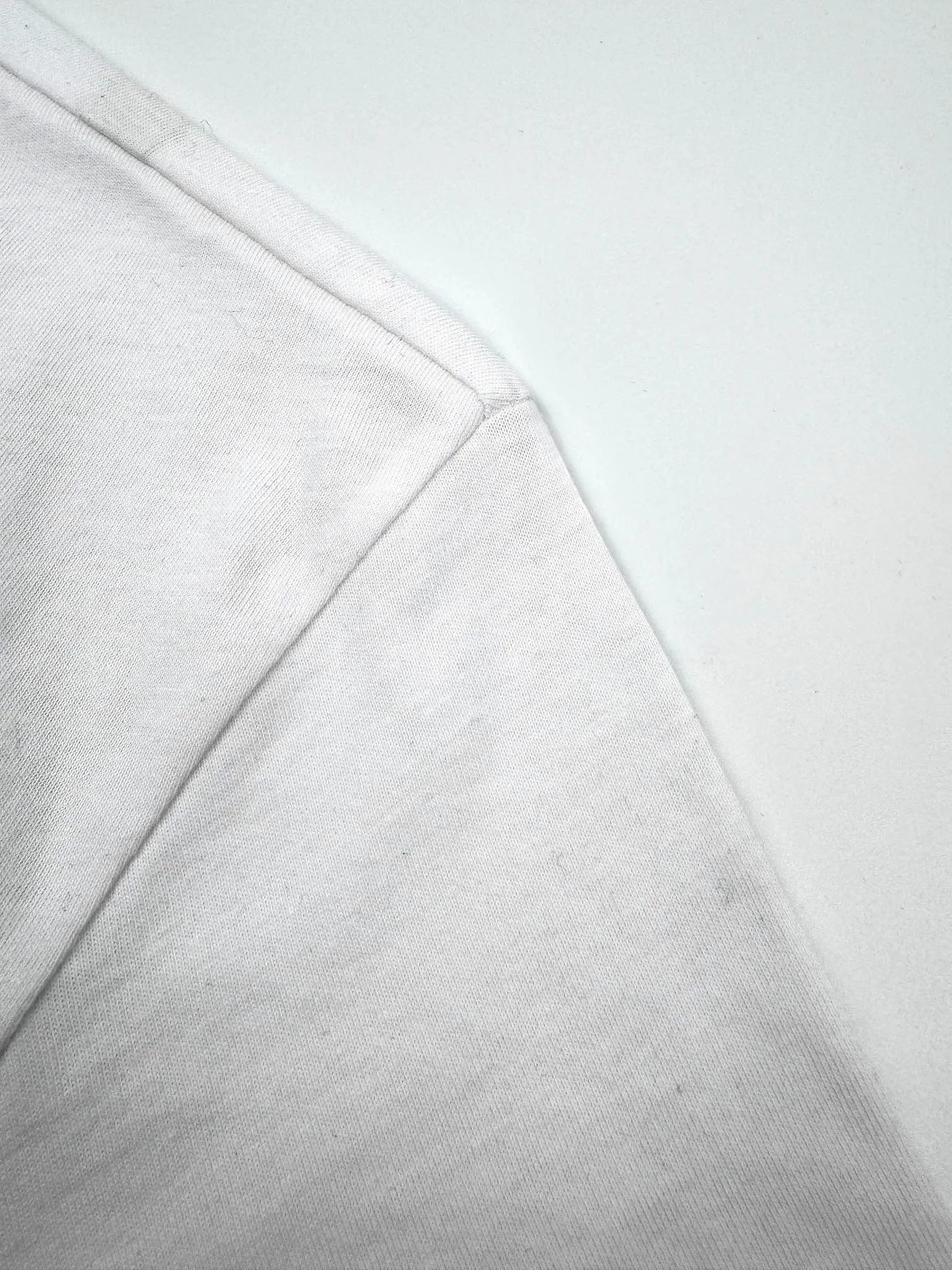 P180 Moncler logo short-sleeve, custom Yunshu velvet cotton plain weave, soft and delicate, comfortable and close to the skin, the iconic Moncler logo is embellished on the chest, like the soul mark of the artist, full of recognition, with porcelain white as the main color, exuding a soft and pure light, a double feast for the eyes and the soul. Needless to say, the end of the outfit is minimalism. Process 1: Computer pattern sewing machine process. Input the required pattern through computer software. High-precision positioning system ensures the accurate position of the pattern on the fabric. It has an automatic sewing function and can automatically complete the sewing process. Process 2: The fabrics are washed and have a better hand feel. Not easy to deform, not easy to shrink, not easy to fade, and maintain long-term beauty. Accessories: Customized 1:1 Moncler embroidery logo Customized 1:1 Moncler trademark Version: Loose version Size: S M L XL Style number: 25110