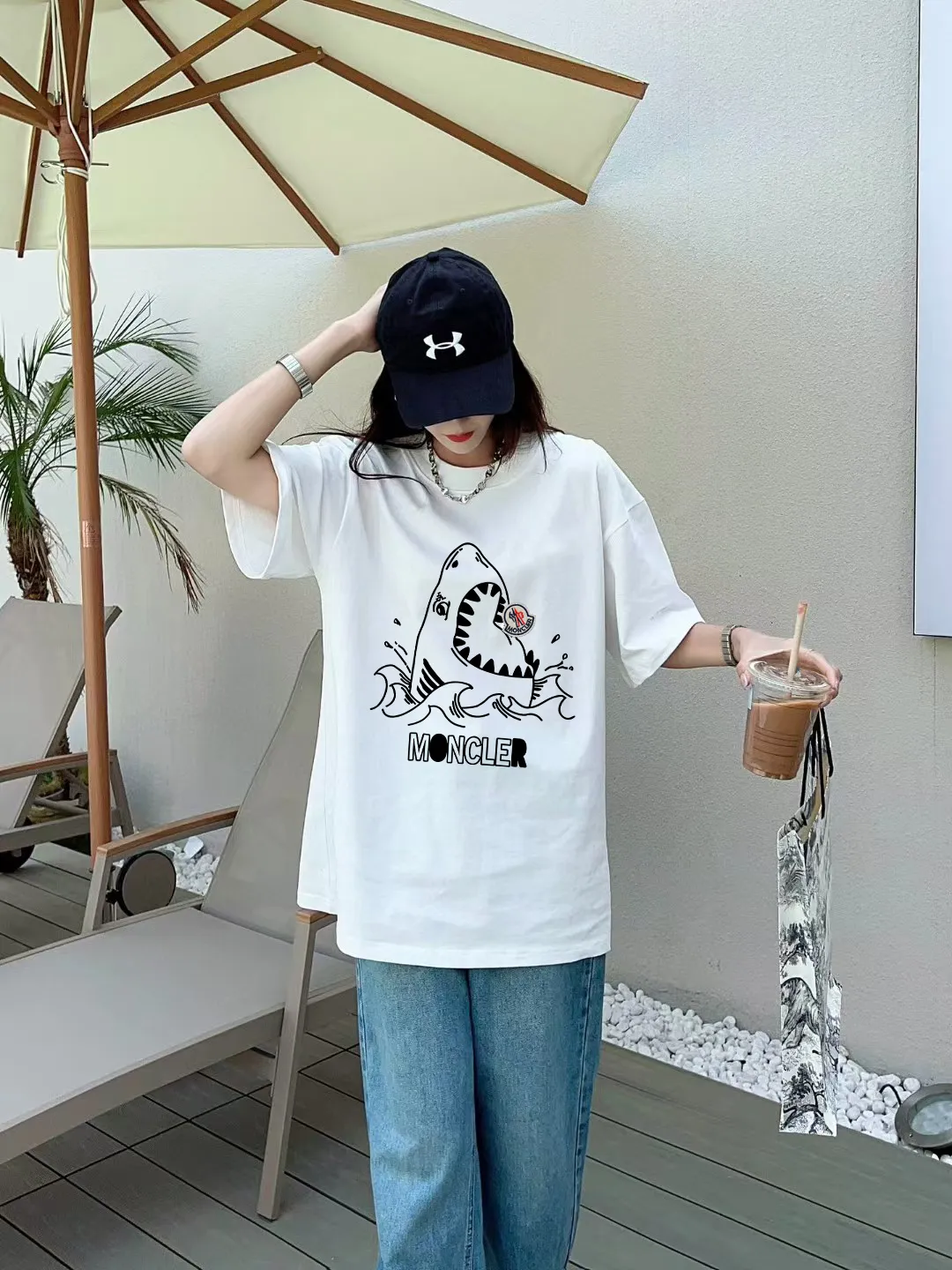 P140 🔥 [MONCLER] 2025FW short-sleeved T-shirt with badge + LOGO, high-end 26s double yarn 300g fabric, heavy fabric, custom stretcher rib, same vat and dye, complete three standards, same style for men and women, color: black, white, size: S M L XL 2XL