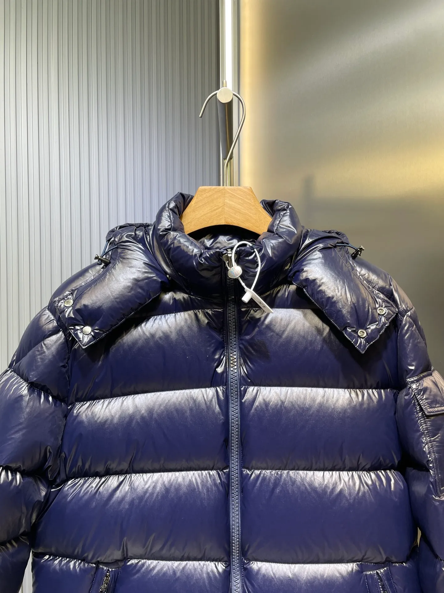 P1180 moncler (midnight blue) special 🌟Maya 95 velvet fabric is made of original consistent lacquered nylon material, which effectively blocks wind and rain and keeps the interior dry and comfortable. Comfortable and wind resistant. The inner filling is made of high-quality national standard 90 white goose down, which has light fluffiness and excellent thermal insulation performance. Quilting design, classic rectangular texture, a quilting process that can not only fix down to prevent it from running away, but is also an important decorative element. Stitching technology is very important, fine stitches can better lock the velvet. The internal washing label N is equipped with an anti-counterfeiting chip and a built-in sensor to verify the authenticity. It is detachable with buckles and can be adjusted with drawstrings at the hem and cuffs. The hardware accessories are unified to restore the original zippers, using YKK brand zippers for smoother and more durable buckles, windproof design ribs on the cuffs and hem, and adjustable drawstrings. Custom woven and dyed, no color difference from the original. Perfect restoration of ingenious craftsmanship, complete three standards, customized accessories size: 12345