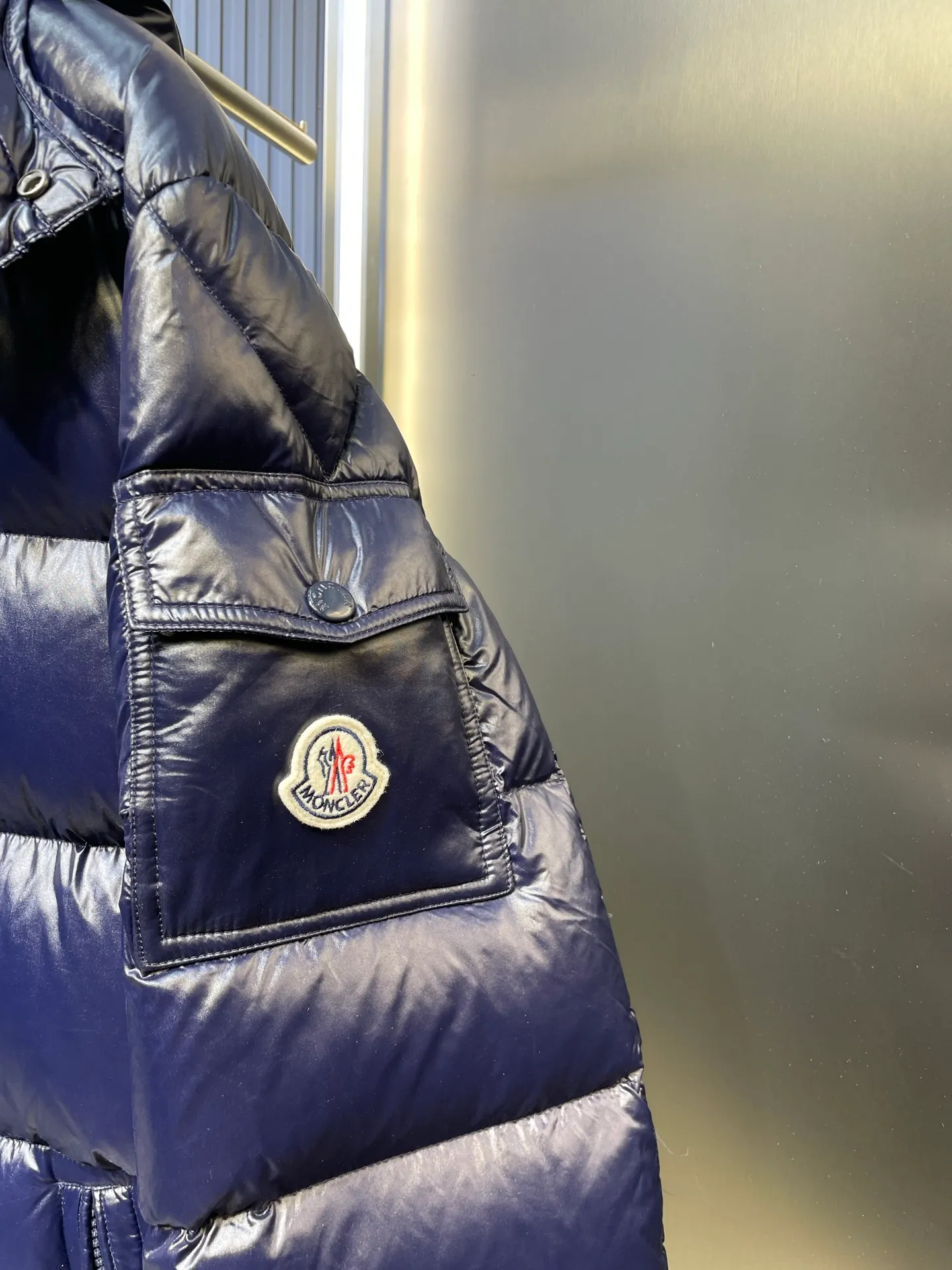 P1180 moncler (midnight blue) special 🌟Maya 95 velvet fabric is made of original consistent lacquered nylon material, which effectively blocks wind and rain and keeps the interior dry and comfortable. Comfortable and wind resistant. The inner filling is made of high-quality national standard 90 white goose down, which has light fluffiness and excellent thermal insulation performance. Quilting design, classic rectangular texture, a quilting process that can not only fix down to prevent it from running away, but is also an important decorative element. Stitching technology is very important, fine stitches can better lock the velvet. The internal washing label N is equipped with an anti-counterfeiting chip and a built-in sensor to verify the authenticity. It is detachable with buckles and can be adjusted with drawstrings at the hem and cuffs. The hardware accessories are unified to restore the original zippers, using YKK brand zippers for smoother and more durable buckles, windproof design ribs on the cuffs and hem, and adjustable drawstrings. Custom woven and dyed, no color difference from the original. Perfect restoration of ingenious craftsmanship, complete three standards, customized accessories size: 12345
