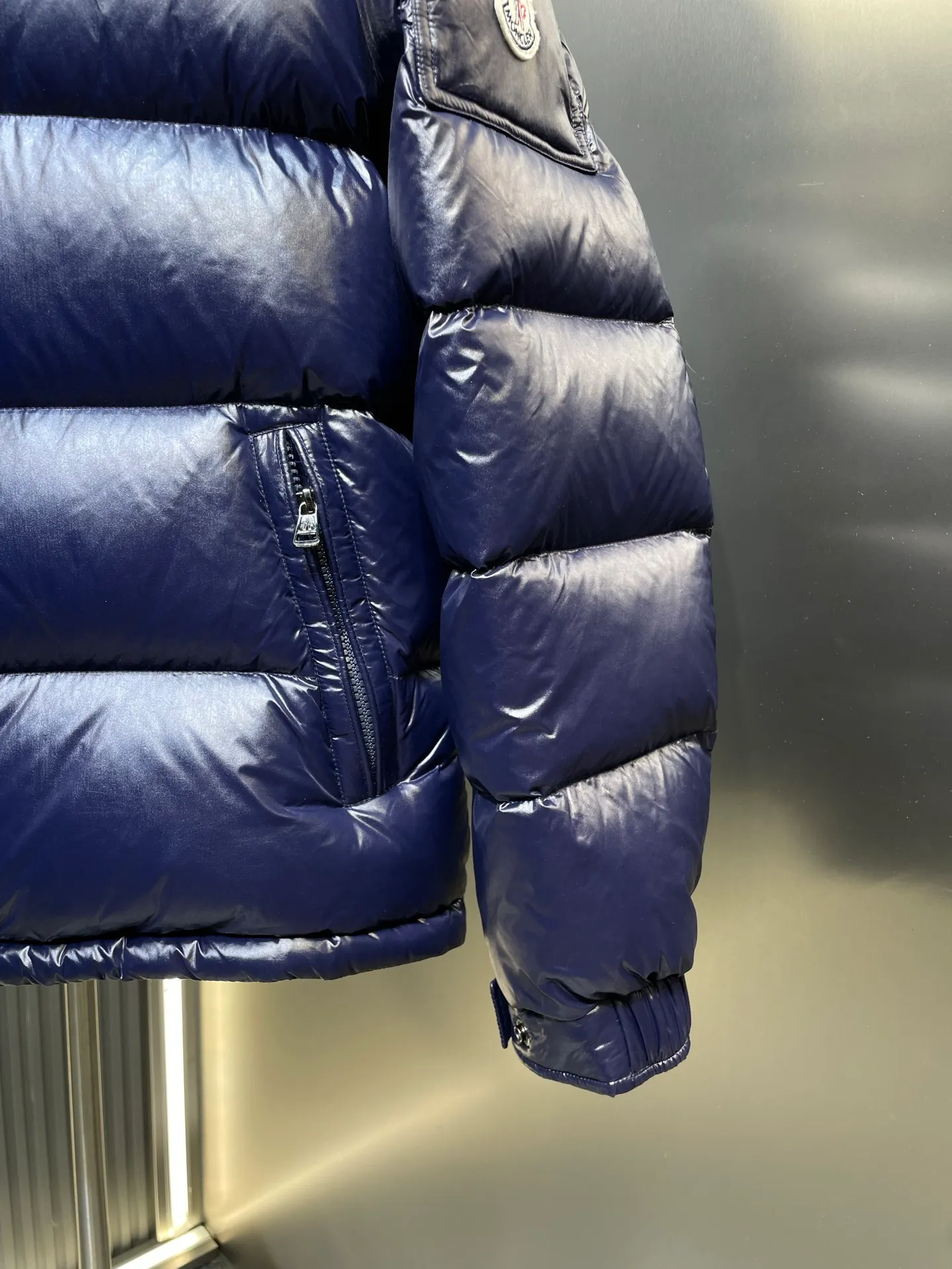 P1180 moncler (midnight blue) special 🌟Maya 95 velvet fabric is made of original consistent lacquered nylon material, which effectively blocks wind and rain and keeps the interior dry and comfortable. Comfortable and wind resistant. The inner filling is made of high-quality national standard 90 white goose down, which has light fluffiness and excellent thermal insulation performance. Quilting design, classic rectangular texture, a quilting process that can not only fix down to prevent it from running away, but is also an important decorative element. Stitching technology is very important, fine stitches can better lock the velvet. The internal washing label N is equipped with an anti-counterfeiting chip and a built-in sensor to verify the authenticity. It is detachable with buckles and can be adjusted with drawstrings at the hem and cuffs. The hardware accessories are unified to restore the original zippers, using YKK brand zippers for smoother and more durable buckles, windproof design ribs on the cuffs and hem, and adjustable drawstrings. Custom woven and dyed, no color difference from the original. Perfect restoration of ingenious craftsmanship, complete three standards, customized accessories size: 12345