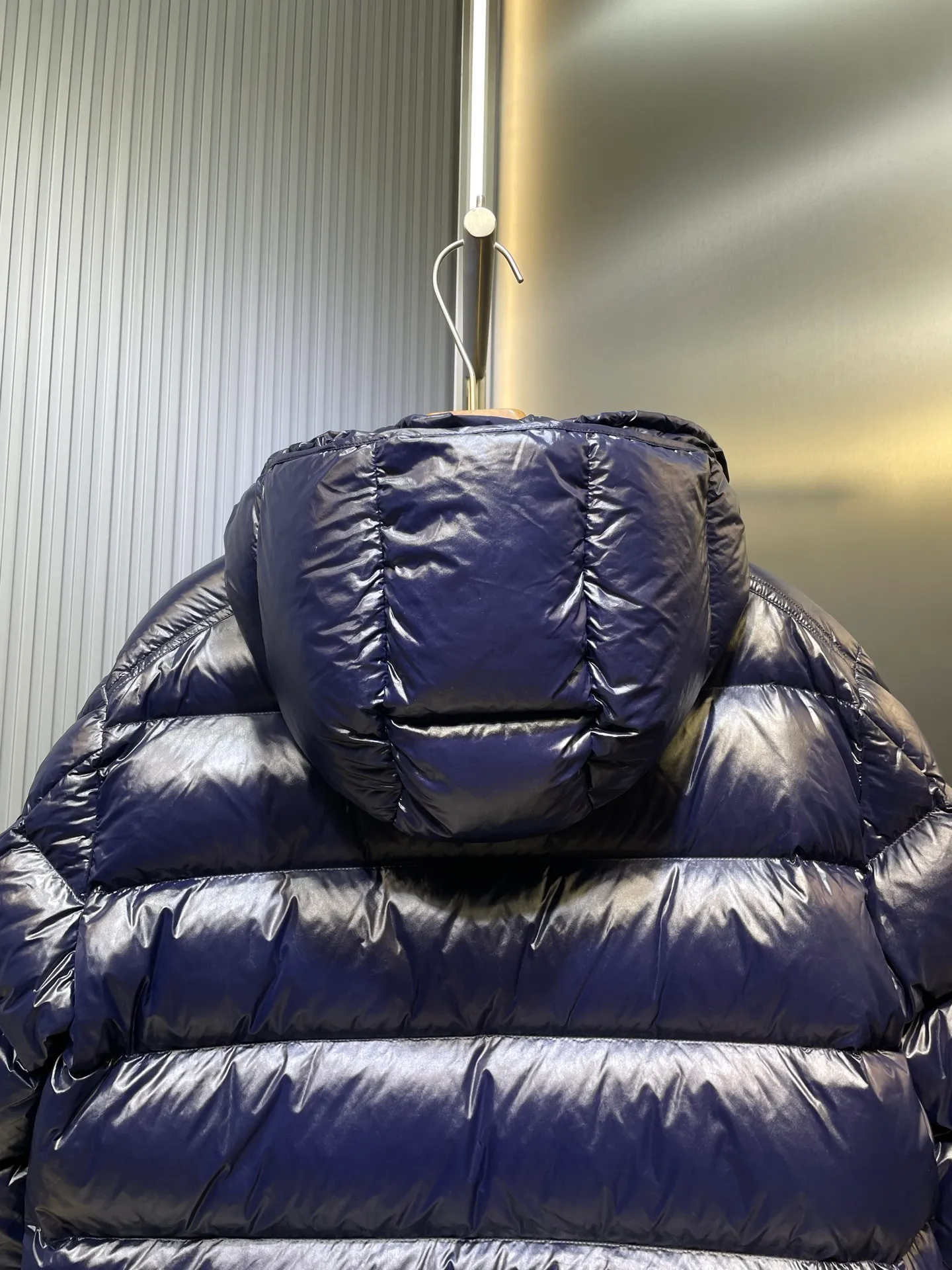 P1180 moncler (midnight blue) special 🌟Maya 95 velvet fabric is made of original consistent lacquered nylon material, which effectively blocks wind and rain and keeps the interior dry and comfortable. Comfortable and wind resistant. The inner filling is made of high-quality national standard 90 white goose down, which has light fluffiness and excellent thermal insulation performance. Quilting design, classic rectangular texture, a quilting process that can not only fix down to prevent it from running away, but is also an important decorative element. Stitching technology is very important, fine stitches can better lock the velvet. The internal washing label N is equipped with an anti-counterfeiting chip and a built-in sensor to verify the authenticity. It is detachable with buckles and can be adjusted with drawstrings at the hem and cuffs. The hardware accessories are unified to restore the original zippers, using YKK brand zippers for smoother and more durable buckles, windproof design ribs on the cuffs and hem, and adjustable drawstrings. Custom woven and dyed, no color difference from the original. Perfect restoration of ingenious craftsmanship, complete three standards, customized accessories size: 12345