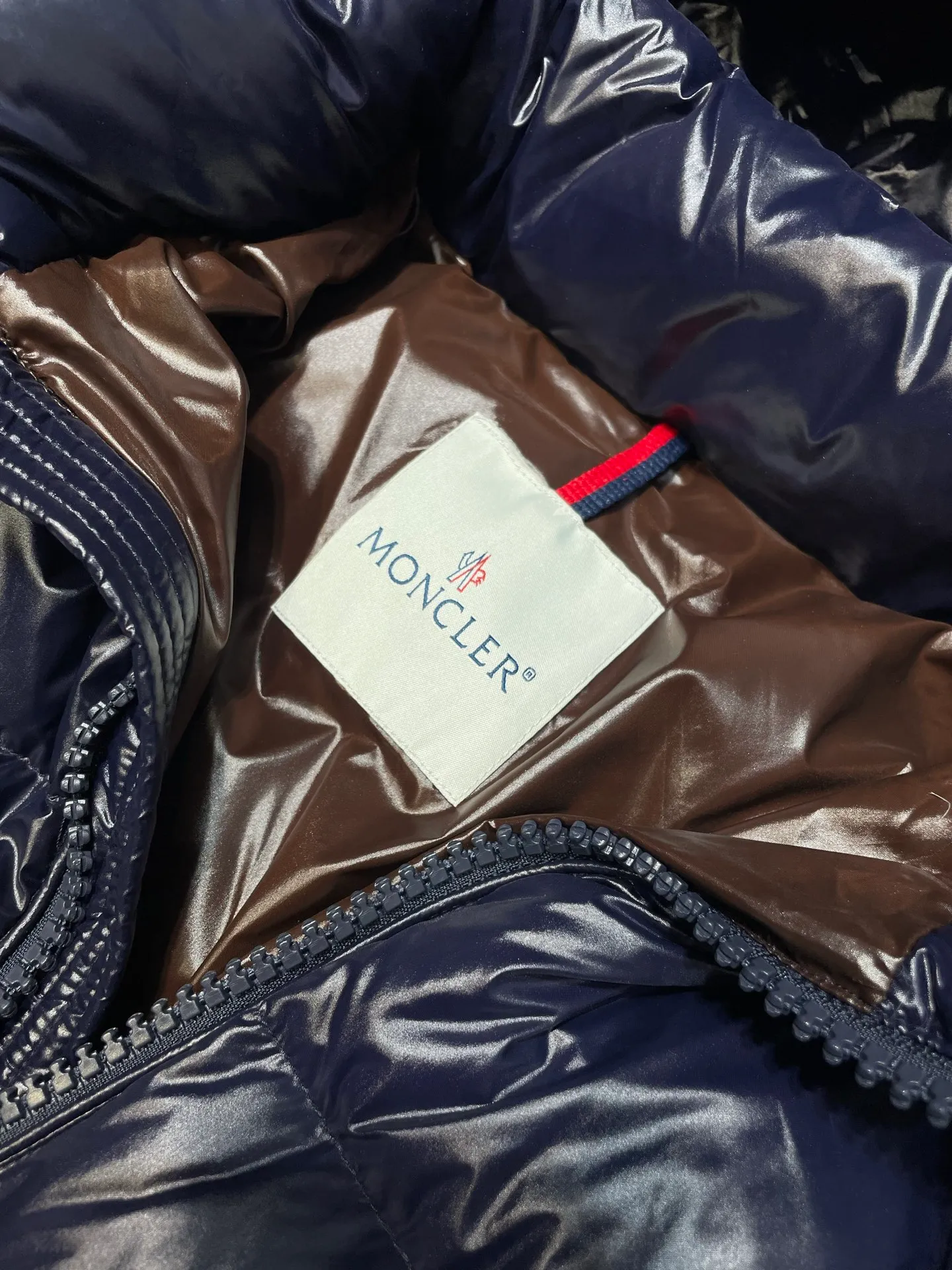 P1180 moncler (midnight blue) special 🌟Maya 95 velvet fabric is made of original consistent lacquered nylon material, which effectively blocks wind and rain and keeps the interior dry and comfortable. Comfortable and wind resistant. The inner filling is made of high-quality national standard 90 white goose down, which has light fluffiness and excellent thermal insulation performance. Quilting design, classic rectangular texture, a quilting process that can not only fix down to prevent it from running away, but is also an important decorative element. Stitching technology is very important, fine stitches can better lock the velvet. The internal washing label N is equipped with an anti-counterfeiting chip and a built-in sensor to verify the authenticity. It is detachable with buckles and can be adjusted with drawstrings at the hem and cuffs. The hardware accessories are unified to restore the original zippers, using YKK brand zippers for smoother and more durable buckles, windproof design ribs on the cuffs and hem, and adjustable drawstrings. Custom woven and dyed, no color difference from the original. Perfect restoration of ingenious craftsmanship, complete three standards, customized accessories size: 12345