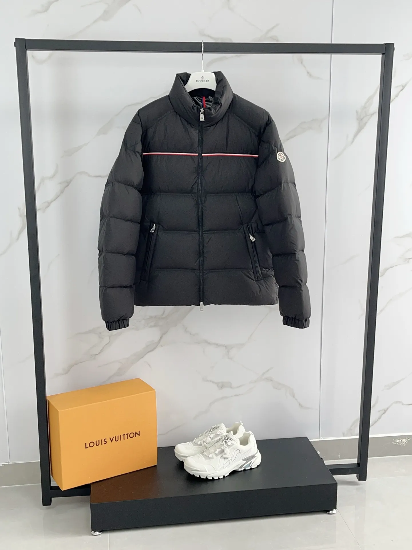 P900 ⬆️❤️🆕 2025 Moncler Bouvaque short zipper stand collar long-sleeved jacket, the stand collar design is simple and elegant, the red and black stripe decoration on the chest adds a sense of fashion, and the full down filling ensures excellent warmth retention. Filled with 90% white duck down, top quality, classic tailoring. The upper body has a full street feel; all the latest version of the hardware and accessories are custom molded to restore the original shape, the upper body has an excellent silhouette, and all three standards are complete! GW is new at the same time. Color: white black. Size: 1-5. Buy now👉