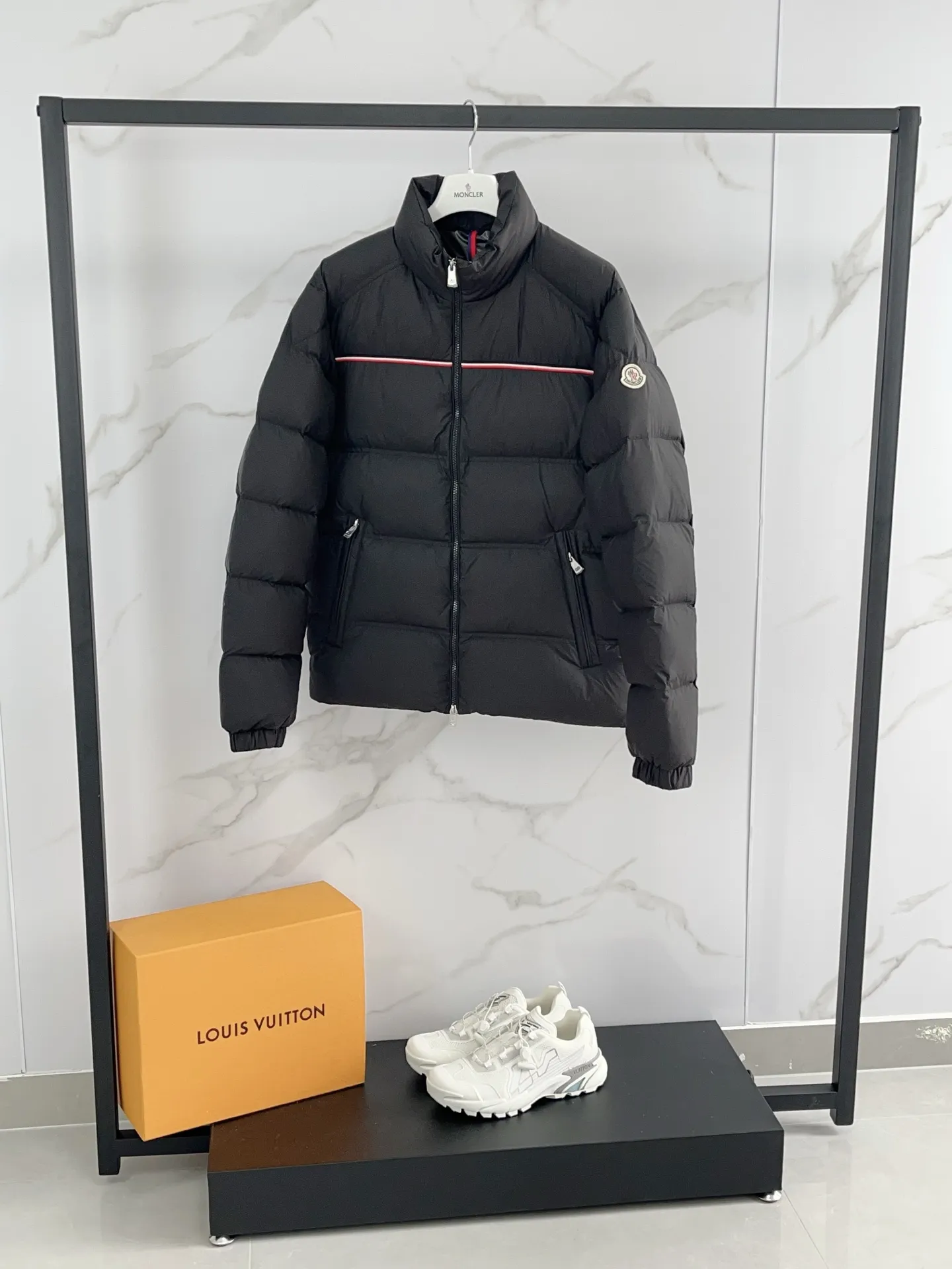P900 ⬆️❤️🆕 2025 Moncler Bouvaque short zipper stand collar long-sleeved jacket, the stand collar design is simple and elegant, the red and black stripe decoration on the chest adds a sense of fashion, and the full down filling ensures excellent warmth retention. Filled with 90% white duck down, top quality, classic tailoring. The upper body has a full street feel; all the latest version of the hardware and accessories are custom molded to restore the original shape, the upper body has an excellent silhouette, and all three standards are complete! GW is new at the same time. Color: white black. Size: 1-5. Buy now👉