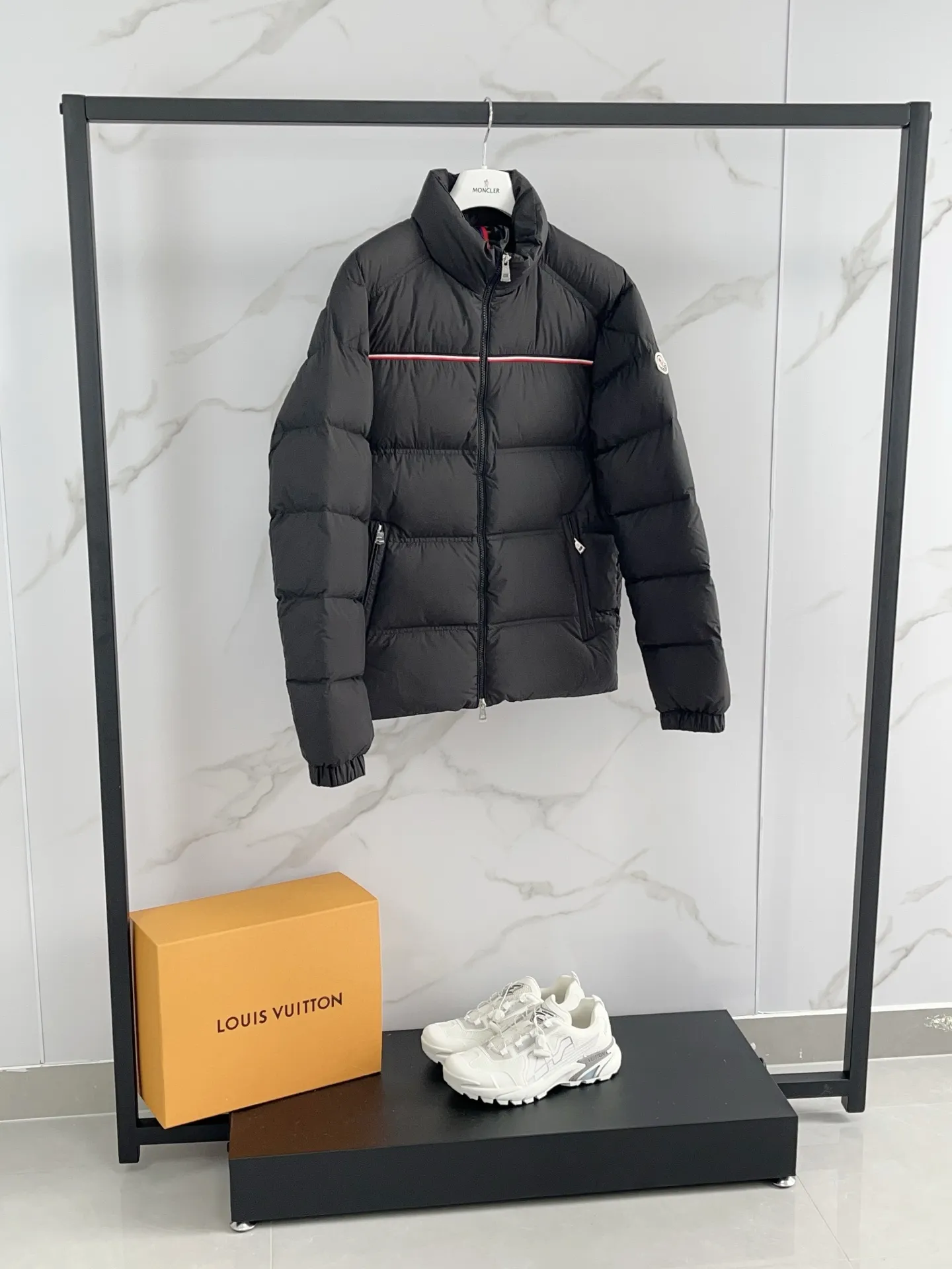 P900 ⬆️❤️🆕 2025 Moncler Bouvaque short zipper stand collar long-sleeved jacket, the stand collar design is simple and elegant, the red and black stripe decoration on the chest adds a sense of fashion, and the full down filling ensures excellent warmth retention. Filled with 90% white duck down, top quality, classic tailoring. The upper body has a full street feel; all the latest version of the hardware and accessories are custom molded to restore the original shape, the upper body has an excellent silhouette, and all three standards are complete! GW is new at the same time. Color: white black. Size: 1-5. Buy now👉