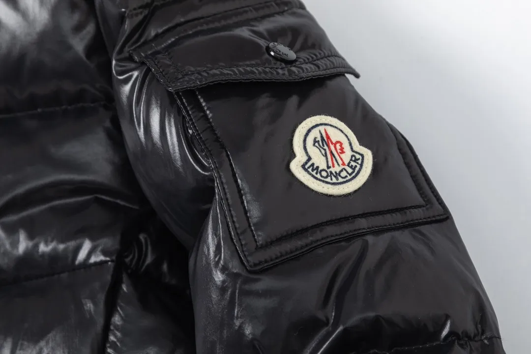 P780 💎The highest version💎 Moncler/hooded and waisted women's short down jacket. The down jacket has both feminine temperament and practical functions, reinterpreting the aesthetic style of the 1970s for modern women. The barante down jacket is made from lustrous nylon and is inspired by the 1970s. It adopts a waist design and presents an A-line silhouette, highlighting a feminine style. An adjustable hood and signature logo patch add finishing touches. Details · Made of lon laqué fabric · lon laqué lining · Filled with down · Adjustable hood · Zipper and snap closure · Suit pocket · Adjustable cuffs Color: black/beige/pink size:0/1/2/3