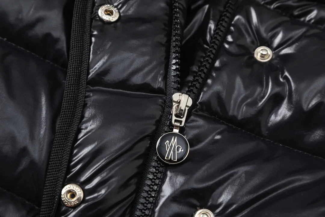 P780 💎The highest version💎 Moncler/hooded and waisted women's short down jacket. The down jacket has both feminine temperament and practical functions, reinterpreting the aesthetic style of the 1970s for modern women. The barante down jacket is made from lustrous nylon and is inspired by the 1970s. It adopts a waist design and presents an A-line silhouette, highlighting a feminine style. An adjustable hood and signature logo patch add finishing touches. Details · Made of lon laqué fabric · lon laqué lining · Filled with down · Adjustable hood · Zipper and snap closure · Suit pocket · Adjustable cuffs Color: black/beige/pink size:0/1/2/3