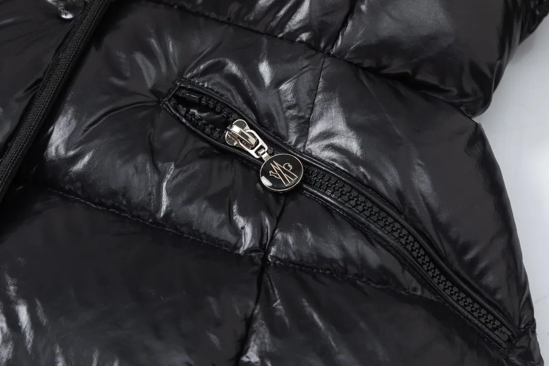 P780 💎The highest version💎 Moncler/hooded and waisted women's short down jacket. The down jacket has both feminine temperament and practical functions, reinterpreting the aesthetic style of the 1970s for modern women. The barante down jacket is made from lustrous nylon and is inspired by the 1970s. It adopts a waist design and presents an A-line silhouette, highlighting a feminine style. An adjustable hood and signature logo patch add finishing touches. Details · Made of lon laqué fabric · lon laqué lining · Filled with down · Adjustable hood · Zipper and snap closure · Suit pocket · Adjustable cuffs Color: black/beige/pink size:0/1/2/3