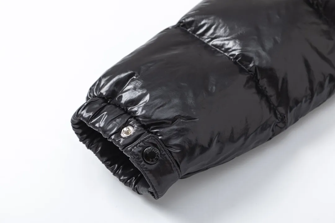 P780 💎The highest version💎 Moncler/hooded and waisted women's short down jacket. The down jacket has both feminine temperament and practical functions, reinterpreting the aesthetic style of the 1970s for modern women. The barante down jacket is made from lustrous nylon and is inspired by the 1970s. It adopts a waist design and presents an A-line silhouette, highlighting a feminine style. An adjustable hood and signature logo patch add finishing touches. Details · Made of lon laqué fabric · lon laqué lining · Filled with down · Adjustable hood · Zipper and snap closure · Suit pocket · Adjustable cuffs Color: black/beige/pink size:0/1/2/3