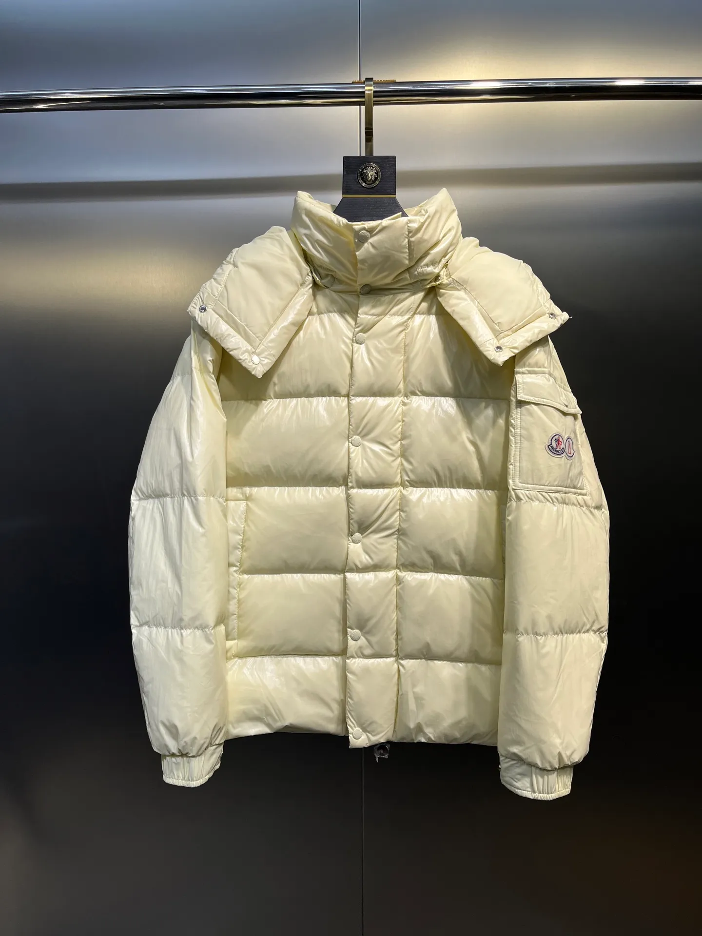 P840 Moncler 70th Anniversary 🌟maya limited edition double label series, the highest version 95 white goose down, French M Archives collection, ultra-high-end Maya series, hooded warm down jacket for couples, winter jacket! The Maya down jacket, which has been anticipated for a year, is one of the most classic down jacket styles and is a collection from the Moner Archives! I won’t brag about the quality of this down jacket, because everyone claims to be the best, and everyone must receive a good one! Toray's glossy outer material is supplied by customers, with great fluffiness, no trace of stems, strong resilience, outstanding details, exquisite craftsmanship, and DIST environmentally friendly goose down filling! This year’s latest logo is full of warmth, which is enough for basically anywhere in the country! It can be worn as a ski suit, and it is so handsome. It is definitely the most influential winter high-street item when worn!  Size: 1-5 yards