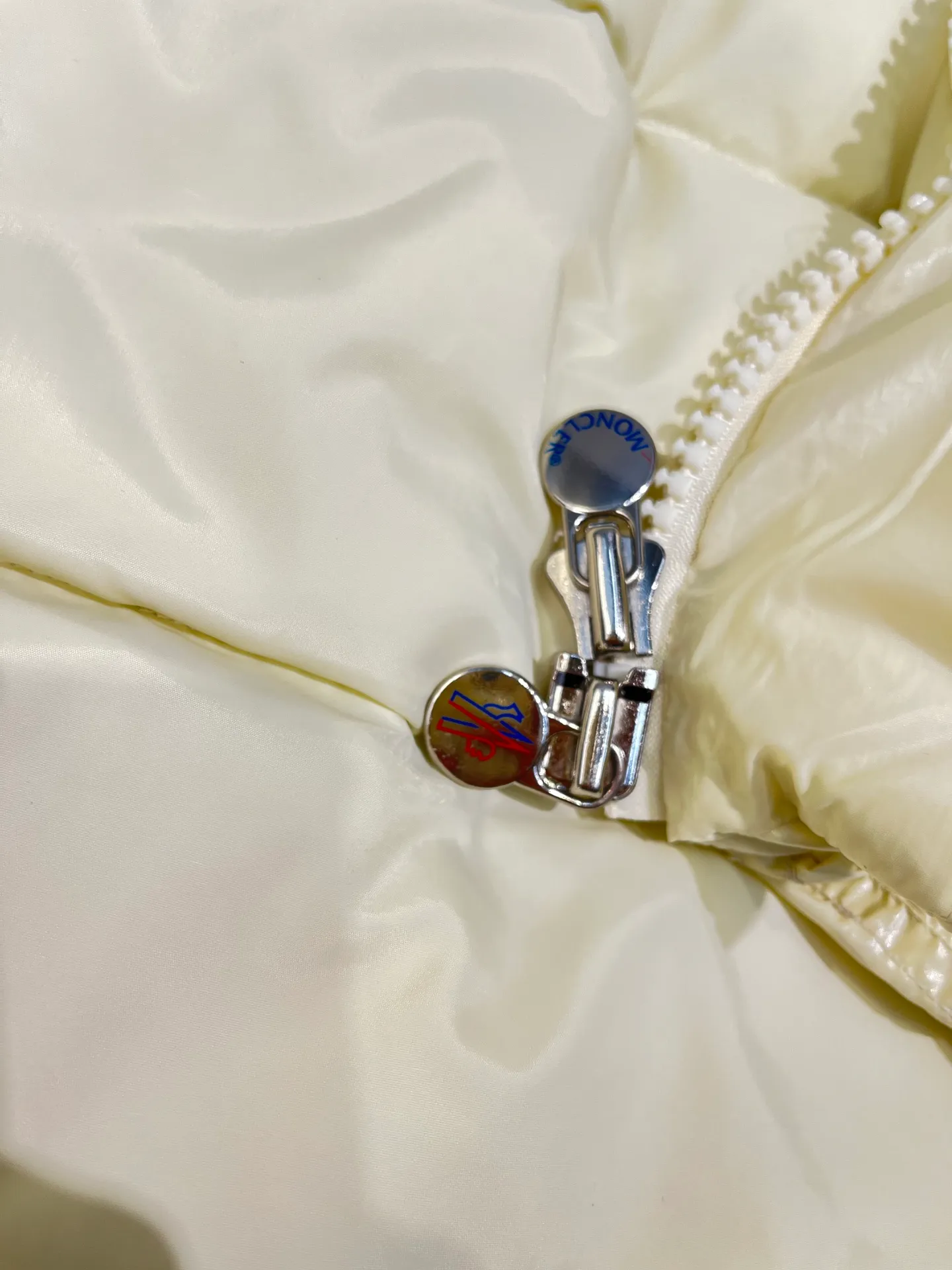 P840 Moncler 70th Anniversary 🌟maya limited edition double label series, the highest version 95 white goose down, French M Archives collection, ultra-high-end Maya series, hooded warm down jacket for couples, winter jacket! The Maya down jacket, which has been anticipated for a year, is one of the most classic down jacket styles and is a collection from the Moner Archives! I won’t brag about the quality of this down jacket, because everyone claims to be the best, and everyone must receive a good one! Toray's glossy outer material is supplied by customers, with great fluffiness, no trace of stems, strong resilience, outstanding details, exquisite craftsmanship, and DIST environmentally friendly goose down filling! This year’s latest logo is full of warmth, which is enough for basically anywhere in the country! It can be worn as a ski suit, and it is so handsome. It is definitely the most influential winter high-street item when worn!  Size: 1-5 yards