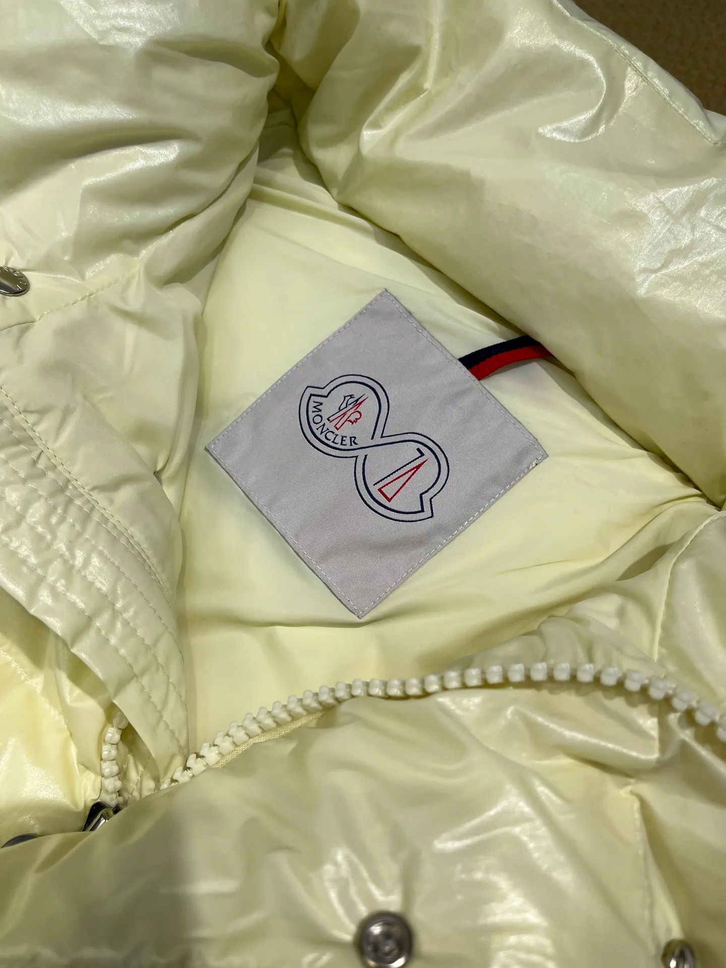 P840 Moncler 70th Anniversary 🌟maya limited edition double label series, the highest version 95 white goose down, French M Archives collection, ultra-high-end Maya series, hooded warm down jacket for couples, winter jacket! The Maya down jacket, which has been anticipated for a year, is one of the most classic down jacket styles and is a collection from the Moner Archives! I won’t brag about the quality of this down jacket, because everyone claims to be the best, and everyone must receive a good one! Toray's glossy outer material is supplied by customers, with great fluffiness, no trace of stems, strong resilience, outstanding details, exquisite craftsmanship, and DIST environmentally friendly goose down filling! This year’s latest logo is full of warmth, which is enough for basically anywhere in the country! It can be worn as a ski suit, and it is so handsome. It is definitely the most influential winter high-street item when worn!  Size: 1-5 yards
