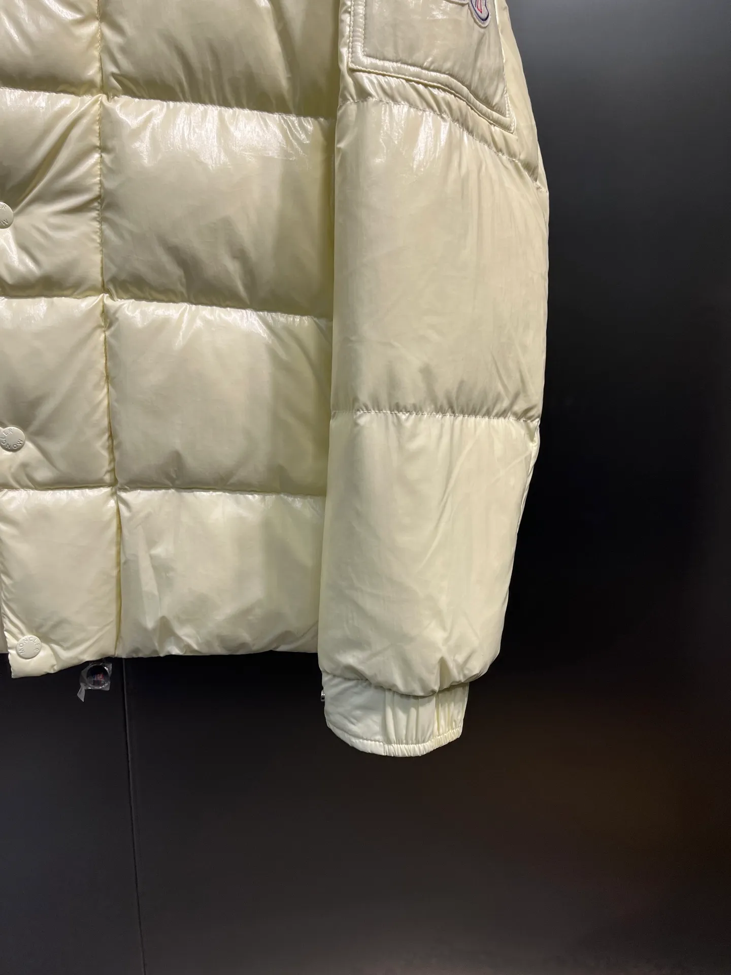 P840 Moncler 70th Anniversary 🌟maya limited edition double label series, the highest version 95 white goose down, French M Archives collection, ultra-high-end Maya series, hooded warm down jacket for couples, winter jacket! The Maya down jacket, which has been anticipated for a year, is one of the most classic down jacket styles and is a collection from the Moner Archives! I won’t brag about the quality of this down jacket, because everyone claims to be the best, and everyone must receive a good one! Toray's glossy outer material is supplied by customers, with great fluffiness, no trace of stems, strong resilience, outstanding details, exquisite craftsmanship, and DIST environmentally friendly goose down filling! This year’s latest logo is full of warmth, which is enough for basically anywhere in the country! It can be worn as a ski suit, and it is so handsome. It is definitely the most influential winter high-street item when worn!  Size: 1-5 yards