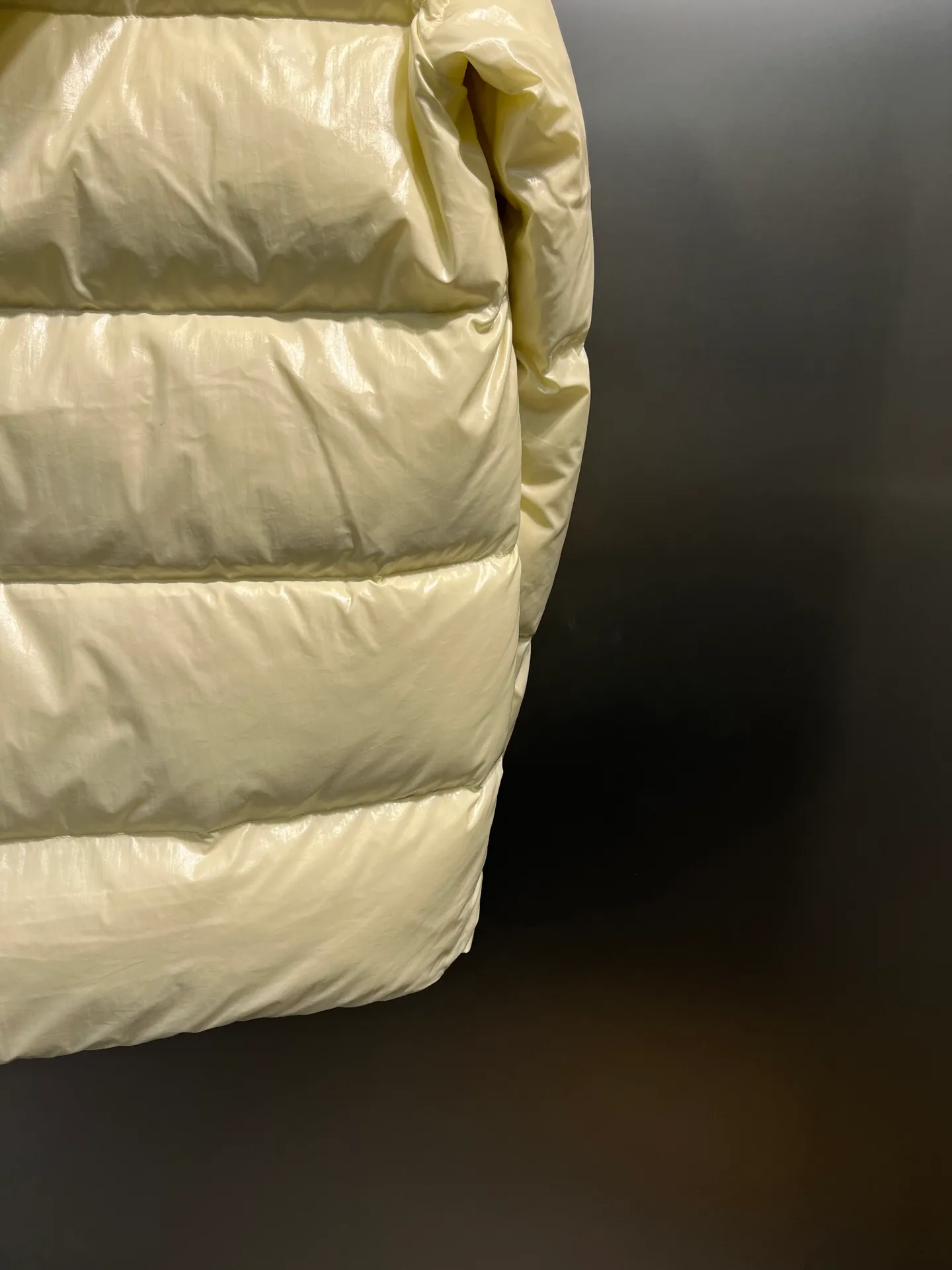 P840 Moncler 70th Anniversary 🌟maya limited edition double label series, the highest version 95 white goose down, French M Archives collection, ultra-high-end Maya series, hooded warm down jacket for couples, winter jacket! The Maya down jacket, which has been anticipated for a year, is one of the most classic down jacket styles and is a collection from the Moner Archives! I won’t brag about the quality of this down jacket, because everyone claims to be the best, and everyone must receive a good one! Toray's glossy outer material is supplied by customers, with great fluffiness, no trace of stems, strong resilience, outstanding details, exquisite craftsmanship, and DIST environmentally friendly goose down filling! This year’s latest logo is full of warmth, which is enough for basically anywhere in the country! It can be worn as a ski suit, and it is so handsome. It is definitely the most influential winter high-street item when worn!  Size: 1-5 yards