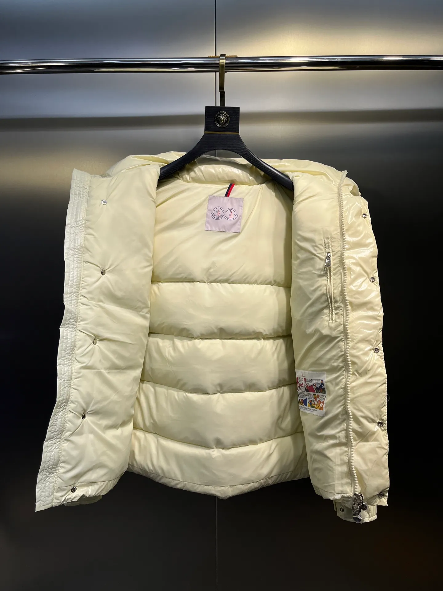 P840 Moncler 70th Anniversary 🌟maya limited edition double label series, the highest version 95 white goose down, French M Archives collection, ultra-high-end Maya series, hooded warm down jacket for couples, winter jacket! The Maya down jacket, which has been anticipated for a year, is one of the most classic down jacket styles and is a collection from the Moner Archives! I won’t brag about the quality of this down jacket, because everyone claims to be the best, and everyone must receive a good one! Toray's glossy outer material is supplied by customers, with great fluffiness, no trace of stems, strong resilience, outstanding details, exquisite craftsmanship, and DIST environmentally friendly goose down filling! This year’s latest logo is full of warmth, which is enough for basically anywhere in the country! It can be worn as a ski suit, and it is so handsome. It is definitely the most influential winter high-street item when worn!  Size: 1-5 yards