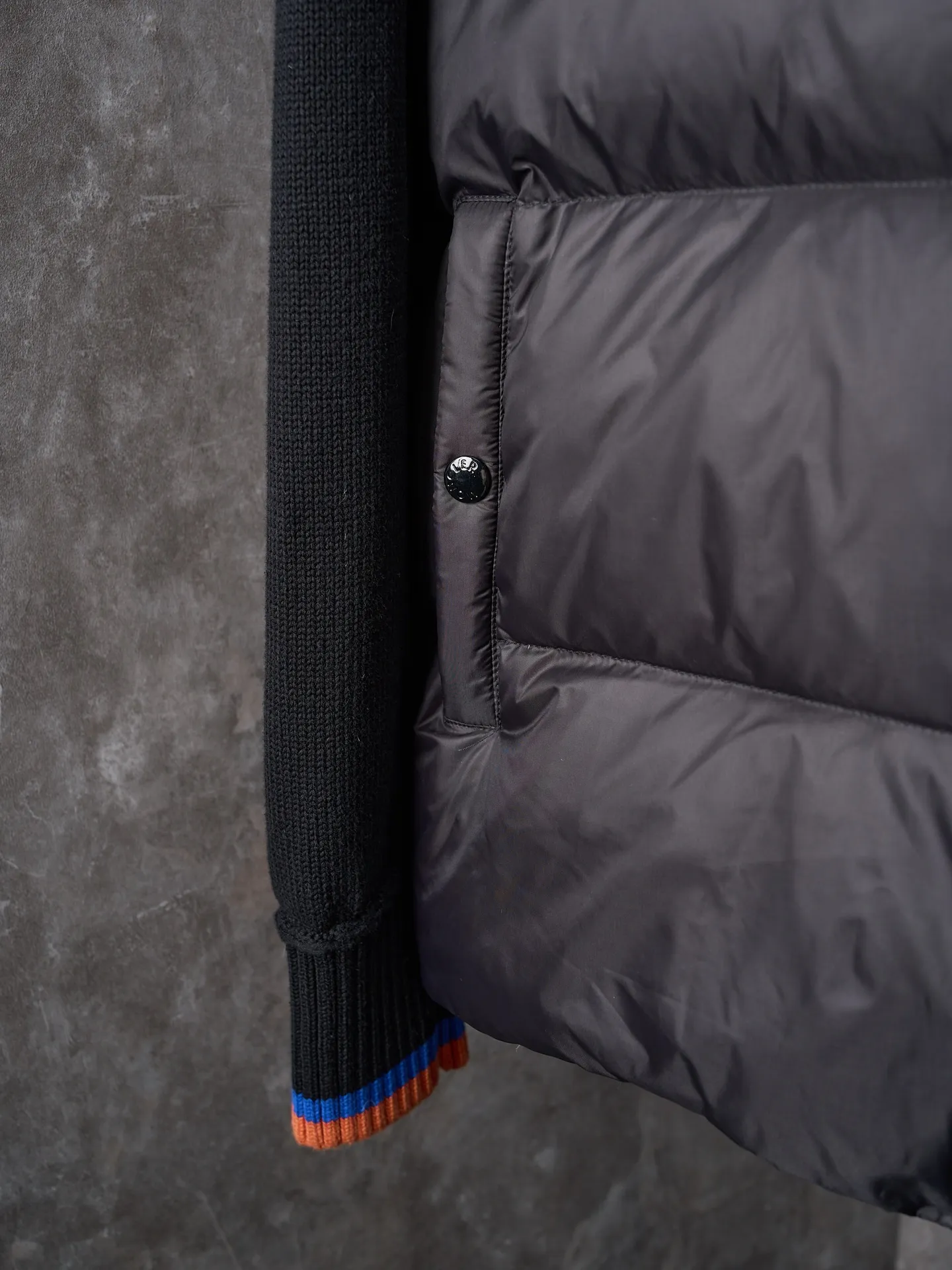 P670 Actual hanging auction] MONCLER/Muzzled Contrast trimmed wool stitching stand collar zipper down jacket [Color] Black Maroon [Ready Stock] S/1 M/2 L/3 XL/4 This zipper cardigan is paired with a stuffed down front, making it easy to create a look in all seasons. Inspired by the brand's heritage, it is embellished with three-color trim. A medium-weight knit that can easily be worn as an outer layer in milder weather, it's a practical addition to a versatile wardrobe. Made of cotton with Airsoft down front filling, flat stitch 7-gauge collar with tricolor trim, zipper closure, zippered pockets, logo patch