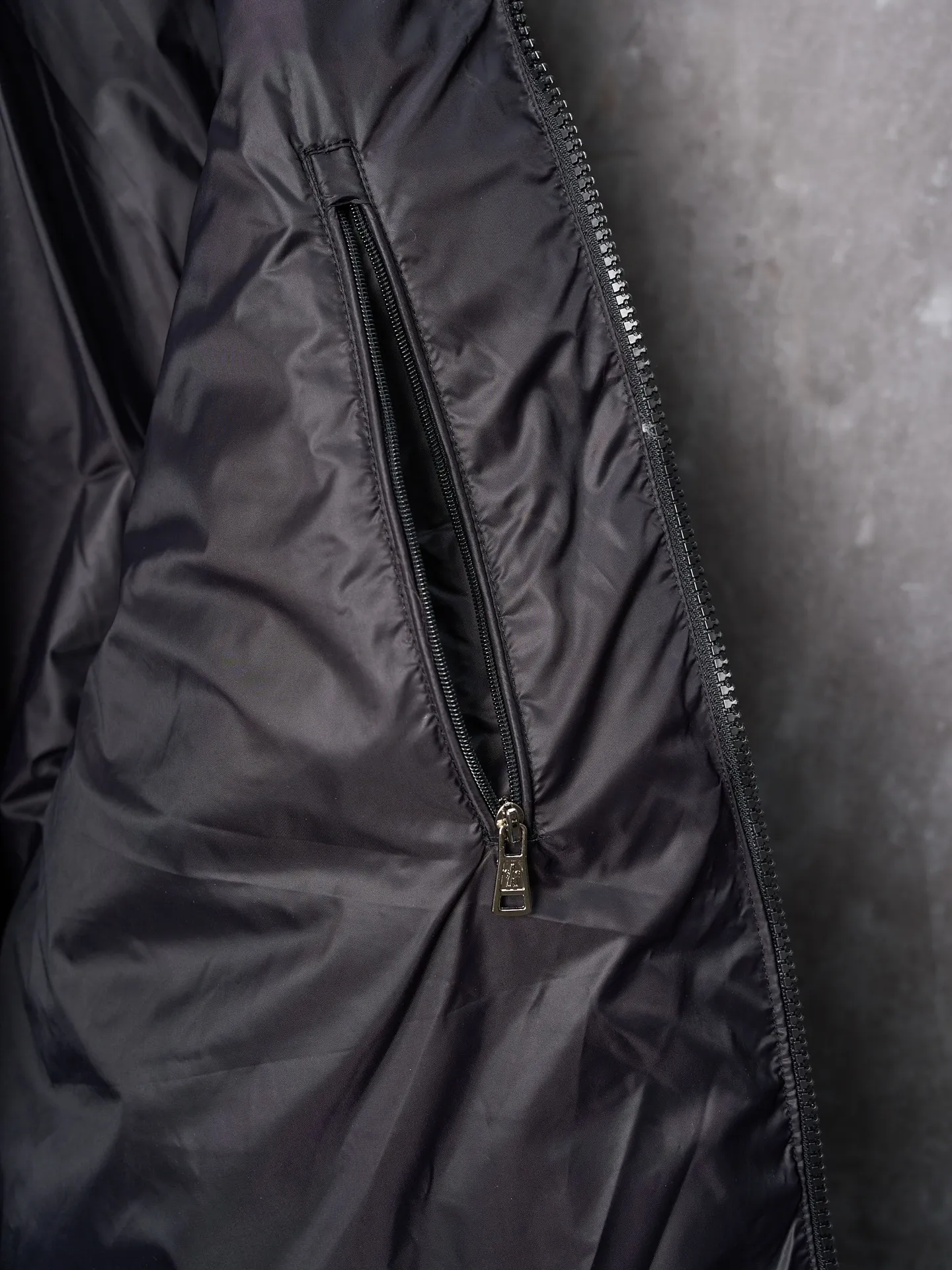 P670 Actual hanging auction] MONCLER/Muzzled Contrast trimmed wool stitching stand collar zipper down jacket [Color] Black Maroon [Ready Stock] S/1 M/2 L/3 XL/4 This zipper cardigan is paired with a stuffed down front, making it easy to create a look in all seasons. Inspired by the brand's heritage, it is embellished with three-color trim. A medium-weight knit that can easily be worn as an outer layer in milder weather, it's a practical addition to a versatile wardrobe. Made of cotton with Airsoft down front filling, flat stitch 7-gauge collar with tricolor trim, zipper closure, zippered pockets, logo patch