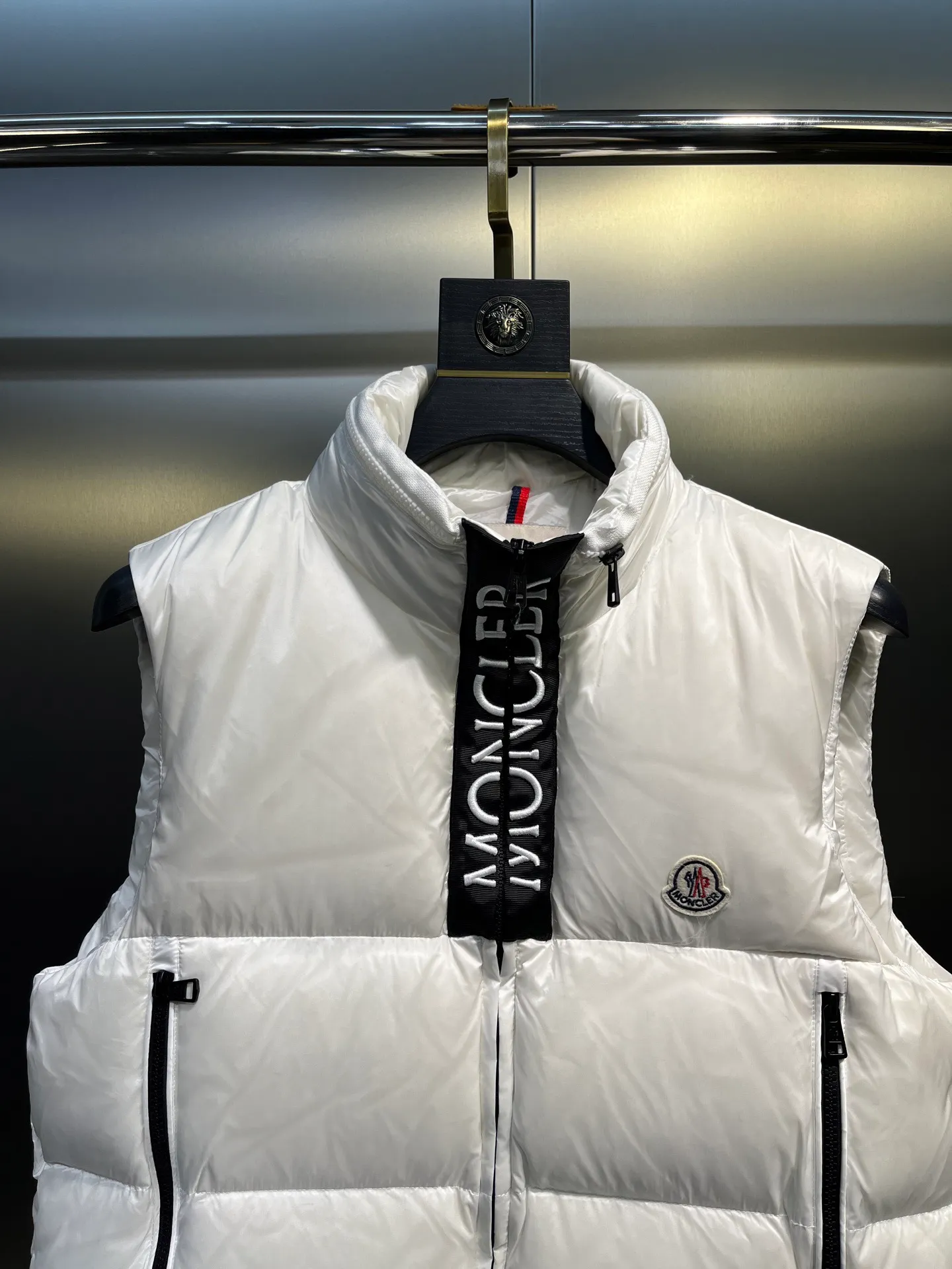 P720 moncler 🌟Mandou Semeru down jacket vest New autumn and winter Semeru men's down vest Semeru down vest is specially designed for modern men who pay attention to functionality and beauty. The quilted design is quite distinctive. Return to pure style. New products for autumn and winter. Short down vest for men and women. Customized with 90% white goose down filling. Tago down vest has a low-key style, streamlined straight cut design, and the pull-out hood can be freely stored in the seamless taped zipper stand collar. Quilted style made of polyester Polyester lining Down filling Pull-out hood Zip closure Zippered pockets Black monogram logo Unique chest zip Size: M-5XL