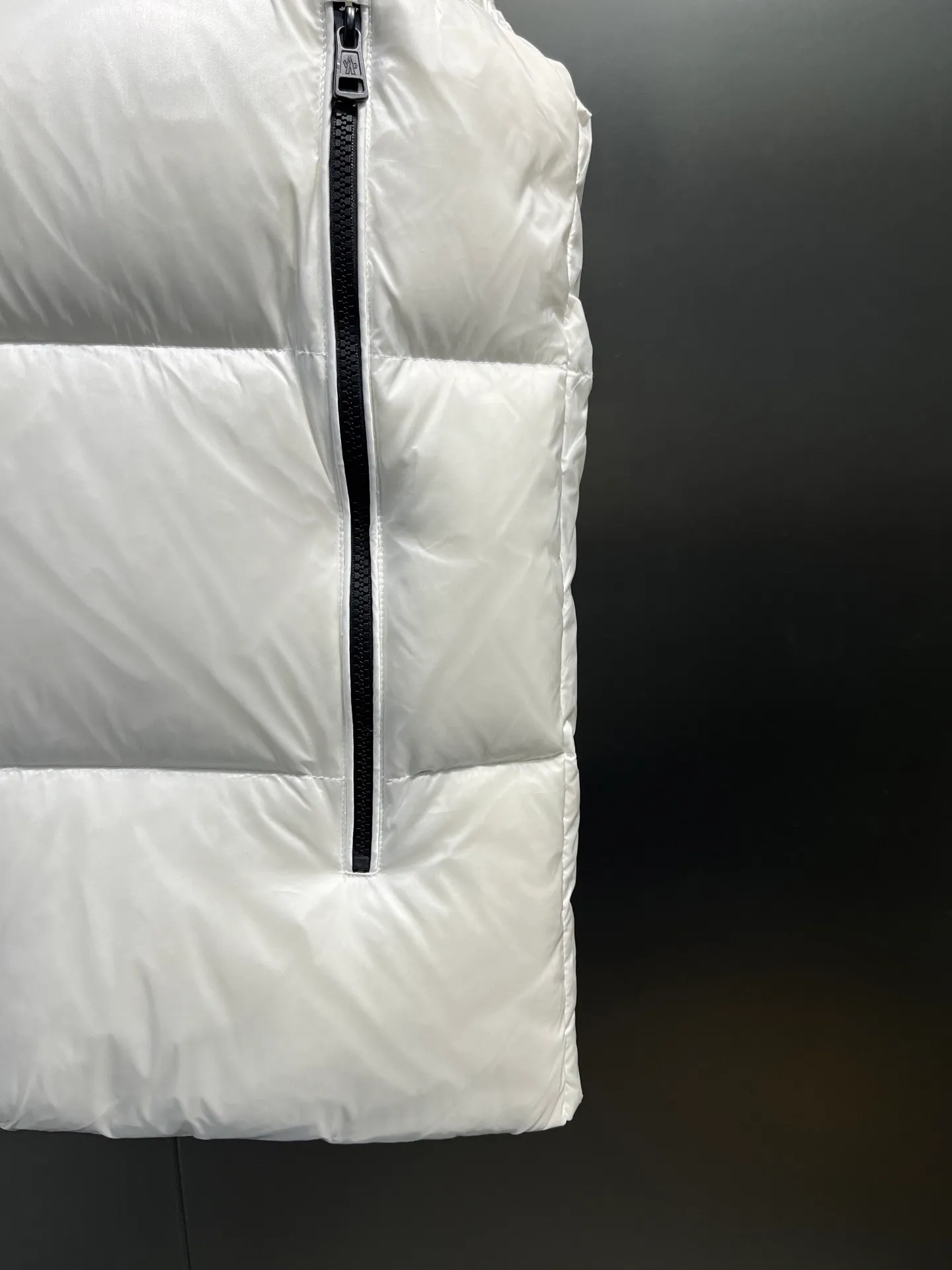 P720 moncler 🌟Mandou Semeru down jacket vest New autumn and winter Semeru men's down vest Semeru down vest is specially designed for modern men who pay attention to functionality and beauty. The quilted design is quite distinctive. Return to pure style. New products for autumn and winter. Short down vest for men and women. Customized with 90% white goose down filling. Tago down vest has a low-key style, streamlined straight cut design, and the pull-out hood can be freely stored in the seamless taped zipper stand collar. Quilted style made of polyester Polyester lining Down filling Pull-out hood Zip closure Zippered pockets Black monogram logo Unique chest zip Size: M-5XL