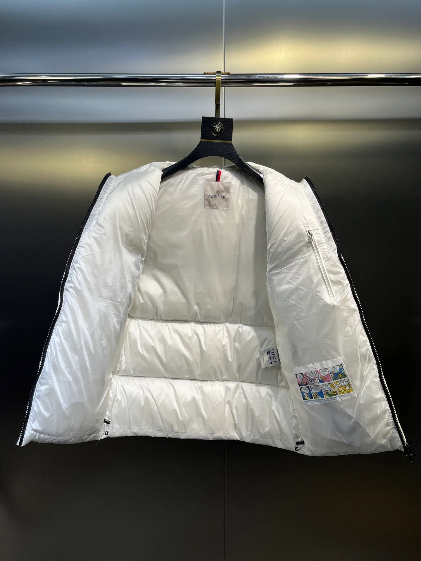 P720 moncler 🌟Mandou Semeru down jacket vest New autumn and winter Semeru men's down vest Semeru down vest is specially designed for modern men who pay attention to functionality and beauty. The quilted design is quite distinctive. Return to pure style. New products for autumn and winter. Short down vest for men and women. Customized with 90% white goose down filling. Tago down vest has a low-key style, streamlined straight cut design, and the pull-out hood can be freely stored in the seamless taped zipper stand collar. Quilted style made of polyester Polyester lining Down filling Pull-out hood Zip closure Zippered pockets Black monogram logo Unique chest zip Size: M-5XL