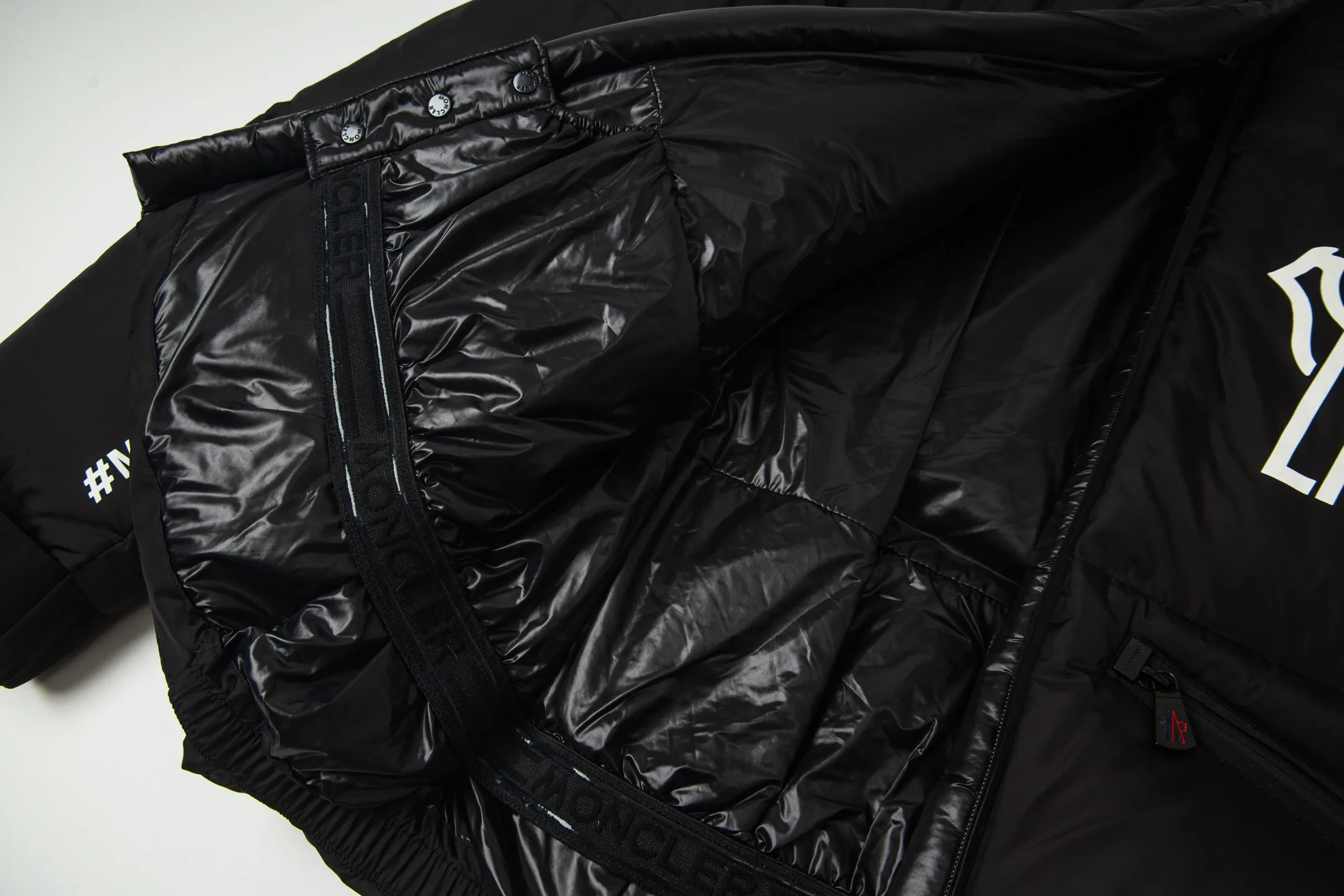 P1000 moncler/Mongolian 2025 Autumn and Winter New 🆕Down Jacket Original customized hardware accessories are all imported and original customization Welcome to compare Absolutely high quality Super soft Filled with fluffy and full feathers Super heavy workmanship The fabric is well-made 👍The version is perfect Note⚠The fabric is super comfortable Exclusive model Non-market goods Same style for men and women Size: 1 2 3 4 5