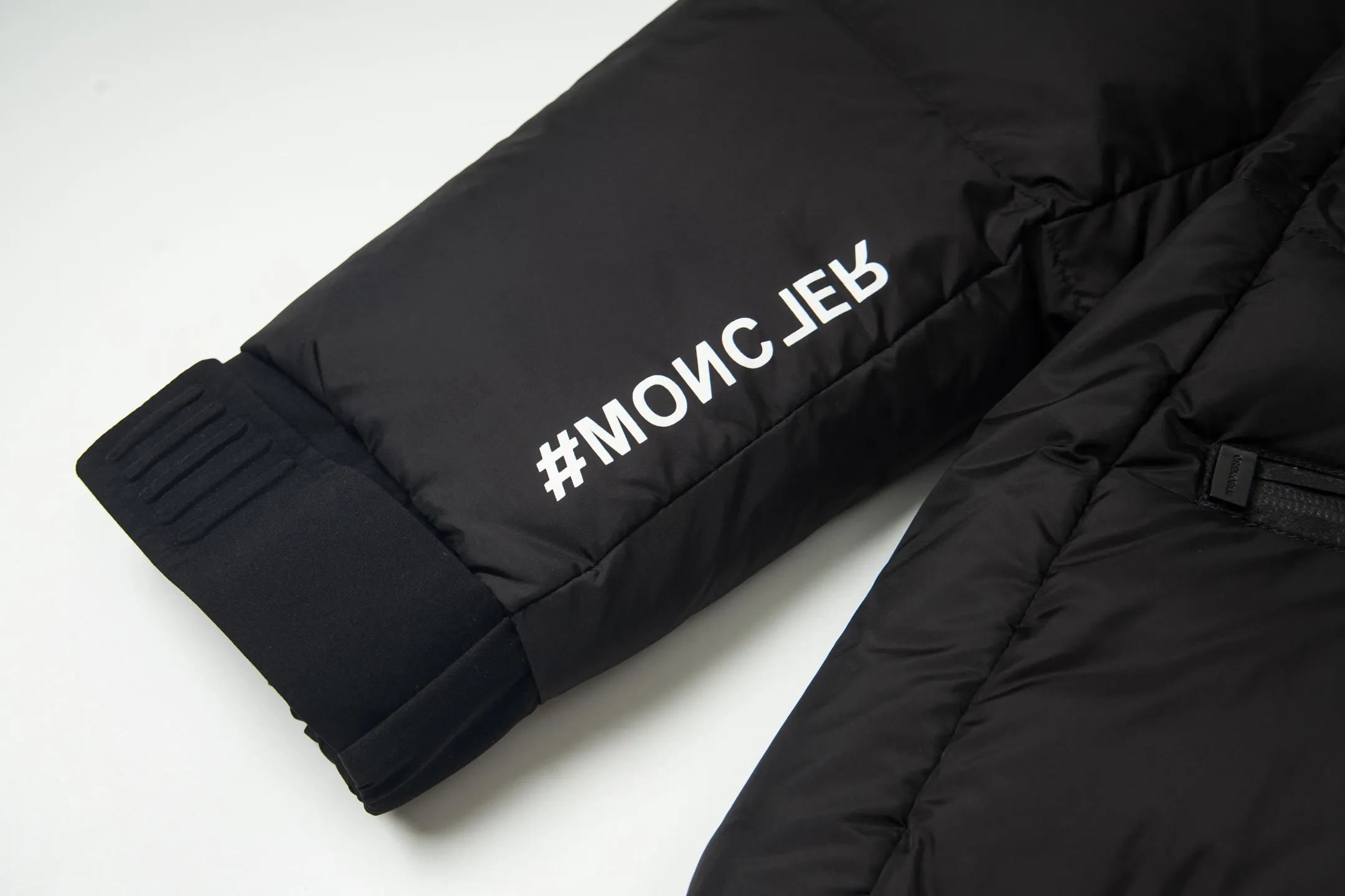 P1000 moncler/Mongolian 2025 Autumn and Winter New 🆕Down Jacket Original customized hardware accessories are all imported and original customization Welcome to compare Absolutely high quality Super soft Filled with fluffy and full feathers Super heavy workmanship The fabric is well-made 👍The version is perfect Note⚠The fabric is super comfortable Exclusive model Non-market goods Same style for men and women Size: 1 2 3 4 5
