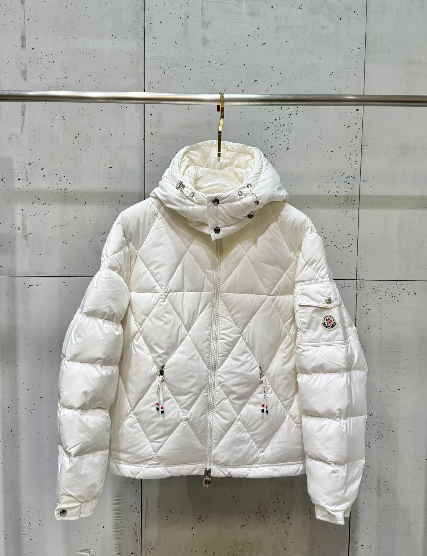 P900 Premium Down ⬆️Moncler Averole Short Men's Diamond Check Down Jacket. Premium goose down filling. Original matching hardware. The Averole Men's Short Down Jacket has an eye-catching stitching pattern, integrating diamond quilted yoke and long square quilted body.  The Averole Men's Short Down Jacket features an eye-catching stitching pattern, diamond-quilted yoke and long checkered quilting throughout. Made from stretch nylon and features a removable hood, pockets and two-way zip fly. Details •Made from stretch nylon fabric •Stretch nylon lining •Down filling •Detachable and adjustable hood with press studs and drawstring •Diamond quilted yoke •Zip closure •Zip pockets •Adjustable cuffs with press studs •Fleece felt logo Size: 1-5 Black White