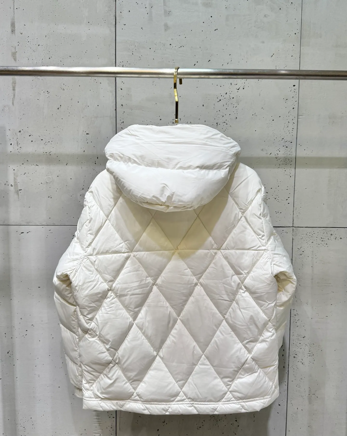P900 Premium Down ⬆️Moncler Averole Short Men's Diamond Check Down Jacket. Premium goose down filling. Original matching hardware. The Averole Men's Short Down Jacket has an eye-catching stitching pattern, integrating diamond quilted yoke and long square quilted body.  The Averole Men's Short Down Jacket features an eye-catching stitching pattern, diamond-quilted yoke and long checkered quilting throughout. Made from stretch nylon and features a removable hood, pockets and two-way zip fly. Details •Made from stretch nylon fabric •Stretch nylon lining •Down filling •Detachable and adjustable hood with press studs and drawstring •Diamond quilted yoke •Zip closure •Zip pockets •Adjustable cuffs with press studs •Fleece felt logo Size: 1-5 Black White