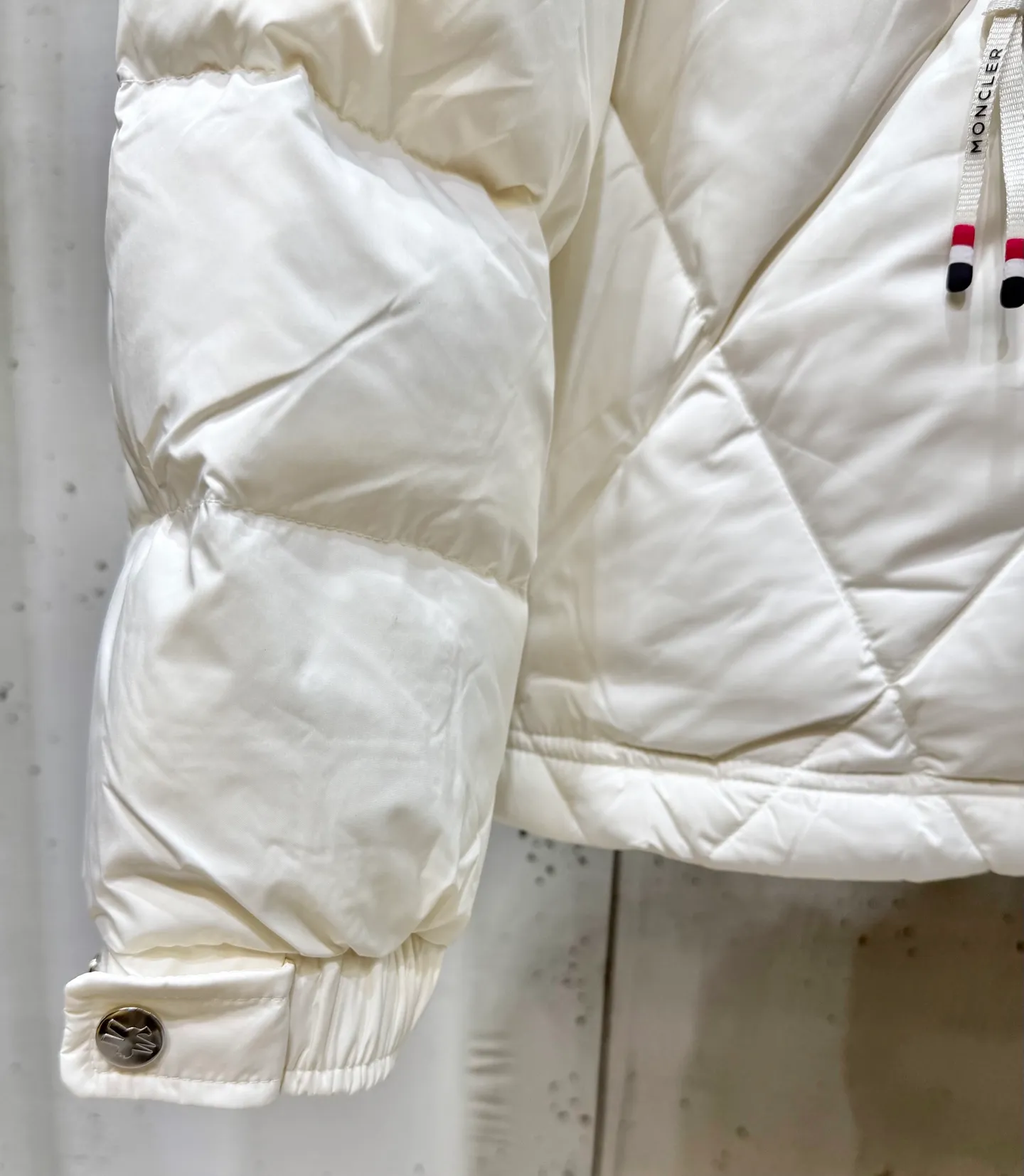 P900 Premium Down ⬆️Moncler Averole Short Men's Diamond Check Down Jacket. Premium goose down filling. Original matching hardware. The Averole Men's Short Down Jacket has an eye-catching stitching pattern, integrating diamond quilted yoke and long square quilted body.  The Averole Men's Short Down Jacket features an eye-catching stitching pattern, diamond-quilted yoke and long checkered quilting throughout. Made from stretch nylon and features a removable hood, pockets and two-way zip fly. Details •Made from stretch nylon fabric •Stretch nylon lining •Down filling •Detachable and adjustable hood with press studs and drawstring •Diamond quilted yoke •Zip closure •Zip pockets •Adjustable cuffs with press studs •Fleece felt logo Size: 1-5 Black White