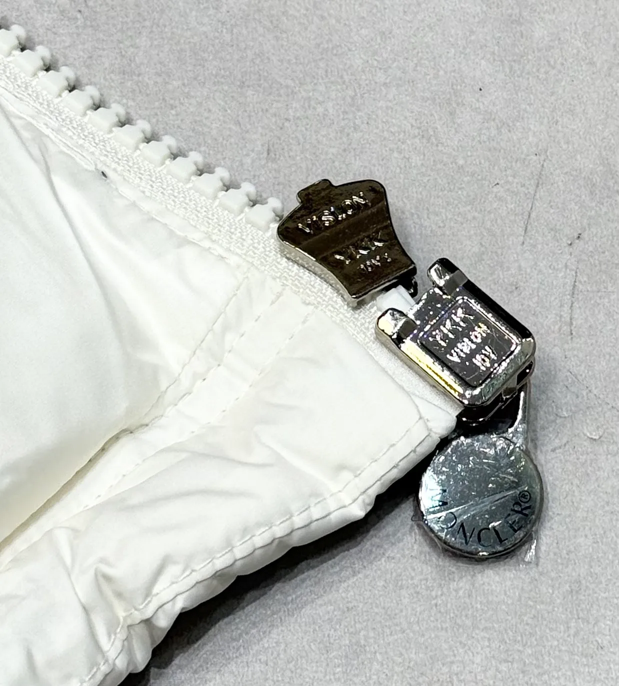 P900 Premium Down ⬆️Moncler Averole Short Men's Diamond Check Down Jacket. Premium goose down filling. Original matching hardware. The Averole Men's Short Down Jacket has an eye-catching stitching pattern, integrating diamond quilted yoke and long square quilted body.  The Averole Men's Short Down Jacket features an eye-catching stitching pattern, diamond-quilted yoke and long checkered quilting throughout. Made from stretch nylon and features a removable hood, pockets and two-way zip fly. Details •Made from stretch nylon fabric •Stretch nylon lining •Down filling •Detachable and adjustable hood with press studs and drawstring •Diamond quilted yoke •Zip closure •Zip pockets •Adjustable cuffs with press studs •Fleece felt logo Size: 1-5 Black White