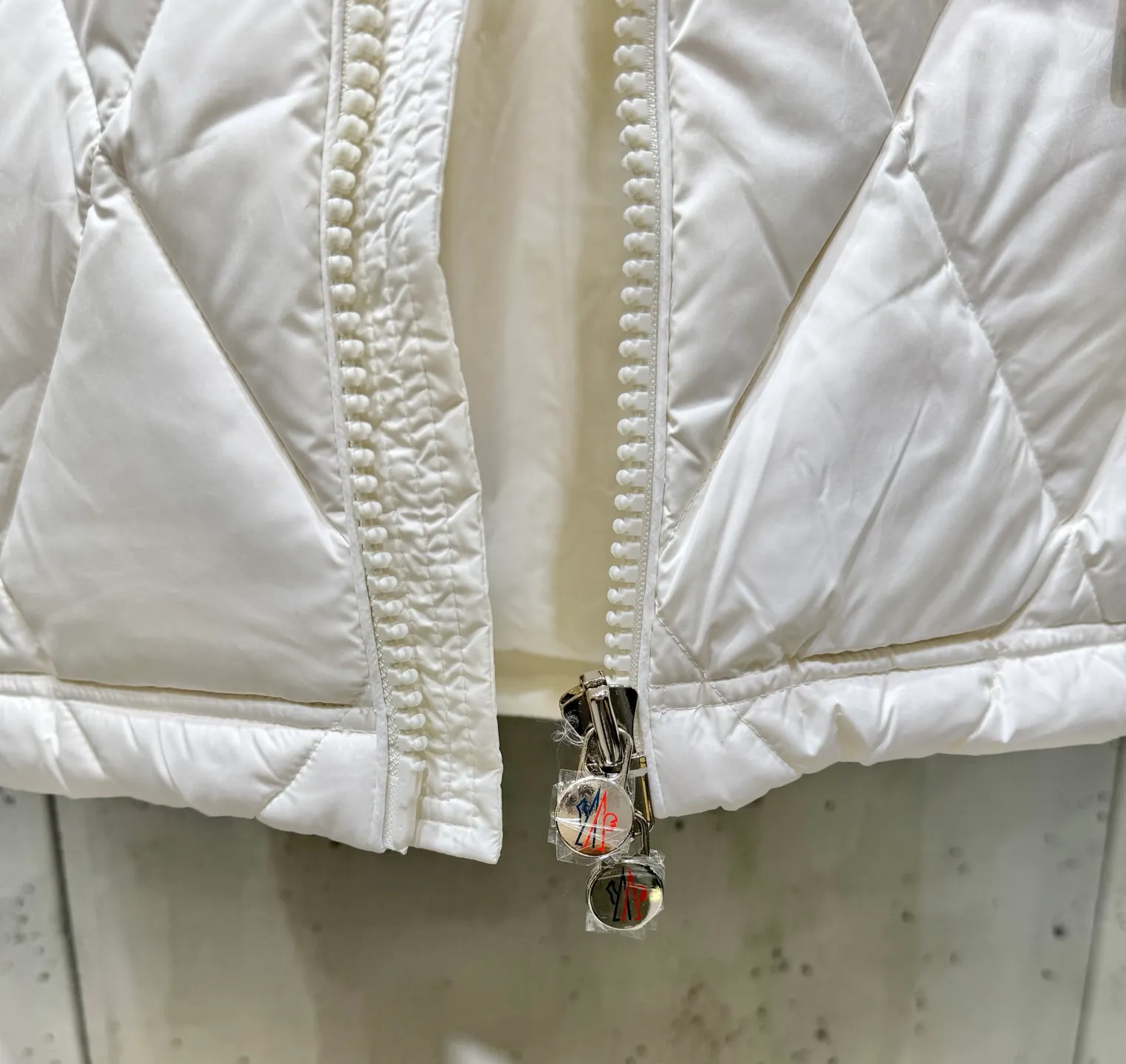 P900 Premium Down ⬆️Moncler Averole Short Men's Diamond Check Down Jacket. Premium goose down filling. Original matching hardware. The Averole Men's Short Down Jacket has an eye-catching stitching pattern, integrating diamond quilted yoke and long square quilted body.  The Averole Men's Short Down Jacket features an eye-catching stitching pattern, diamond-quilted yoke and long checkered quilting throughout. Made from stretch nylon and features a removable hood, pockets and two-way zip fly. Details •Made from stretch nylon fabric •Stretch nylon lining •Down filling •Detachable and adjustable hood with press studs and drawstring •Diamond quilted yoke •Zip closure •Zip pockets •Adjustable cuffs with press studs •Fleece felt logo Size: 1-5 Black White