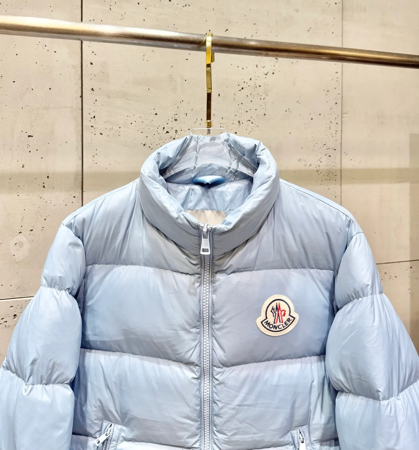 P820 ​​Moncler Citala short men's. Looking at it, there is no version on the market that can beat it. 130w + one ton of special European gooseneck down filling. 850+ fill power, I am twice as thick as the market version, but twice as light. (⚠️ Hot color matching, small inventory, order expedited) Citala men's short down is made of pop-colored light fabric, highlighting the vitality of the series.  Citala down is made from lightweight nylon fabric and longue saison lining, making it comfortable and warm without being bulky. This cropped style has a comfortable fit, a signature high collar and a gingham-stitched silhouette. Details •Made from lightweight nylon •Longue saison lining •Down filled (⚠️Premium goose down) •Stand collar •Zip closure •Zip pockets •Elasticized cuffs and hem •Felt logo patch Size : 12345