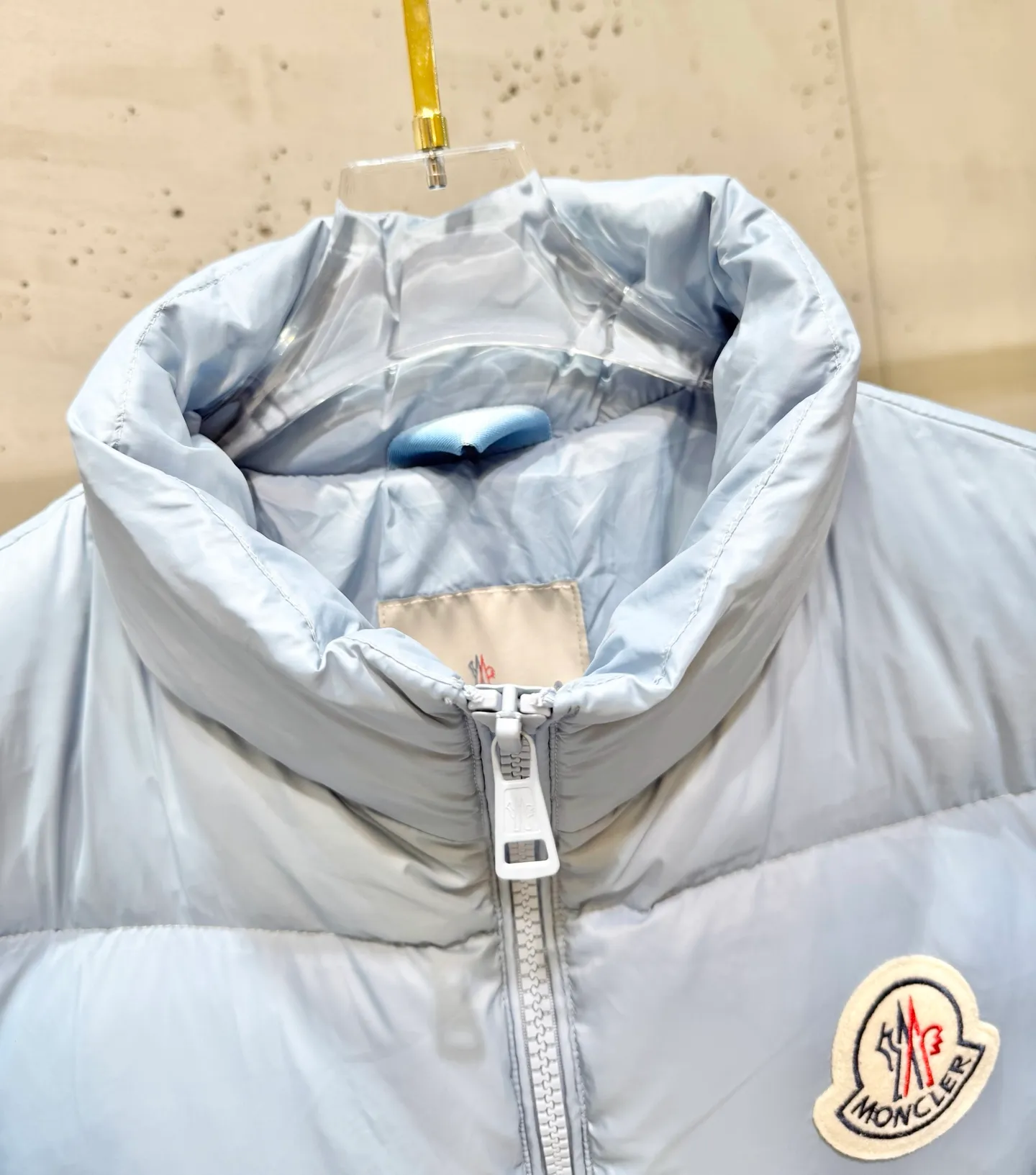 P820 ​​Moncler Citala short men's. Looking at it, there is no version on the market that can beat it. 130w + one ton of special European gooseneck down filling. 850+ fill power, I am twice as thick as the market version, but twice as light. (⚠️ Hot color matching, small inventory, order expedited) Citala men's short down is made of pop-colored light fabric, highlighting the vitality of the series.  Citala down is made from lightweight nylon fabric and longue saison lining, making it comfortable and warm without being bulky. This cropped style has a comfortable fit, a signature high collar and a gingham-stitched silhouette. Details •Made from lightweight nylon •Longue saison lining •Down filled (⚠️Premium goose down) •Stand collar •Zip closure •Zip pockets •Elasticized cuffs and hem •Felt logo patch Size : 12345
