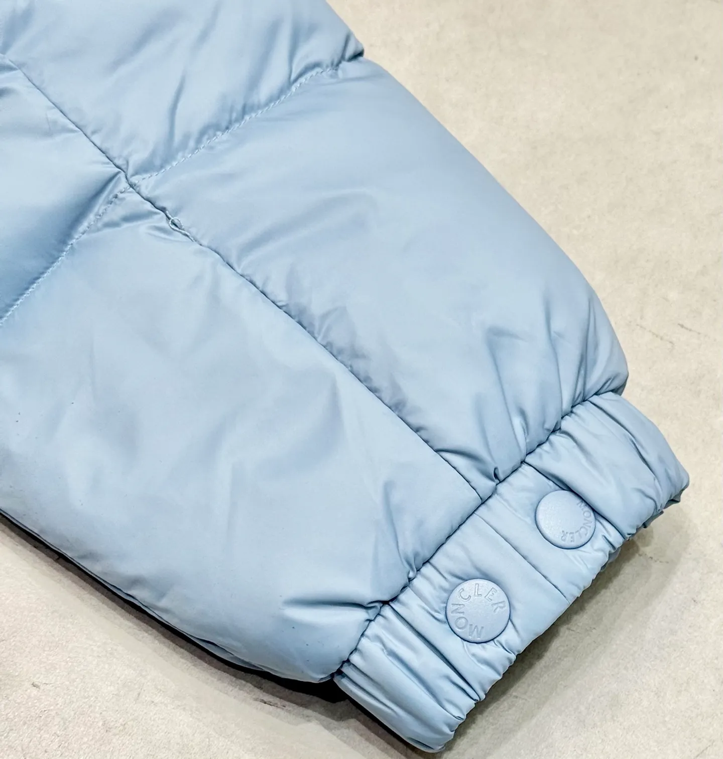 P820 ​​Moncler Citala short men's. Looking at it, there is no version on the market that can beat it. 130w + one ton of special European gooseneck down filling. 850+ fill power, I am twice as thick as the market version, but twice as light. (⚠️ Hot color matching, small inventory, order expedited) Citala men's short down is made of pop-colored light fabric, highlighting the vitality of the series.  Citala down is made from lightweight nylon fabric and longue saison lining, making it comfortable and warm without being bulky. This cropped style has a comfortable fit, a signature high collar and a gingham-stitched silhouette. Details •Made from lightweight nylon •Longue saison lining •Down filled (⚠️Premium goose down) •Stand collar •Zip closure •Zip pockets •Elasticized cuffs and hem •Felt logo patch Size : 12345