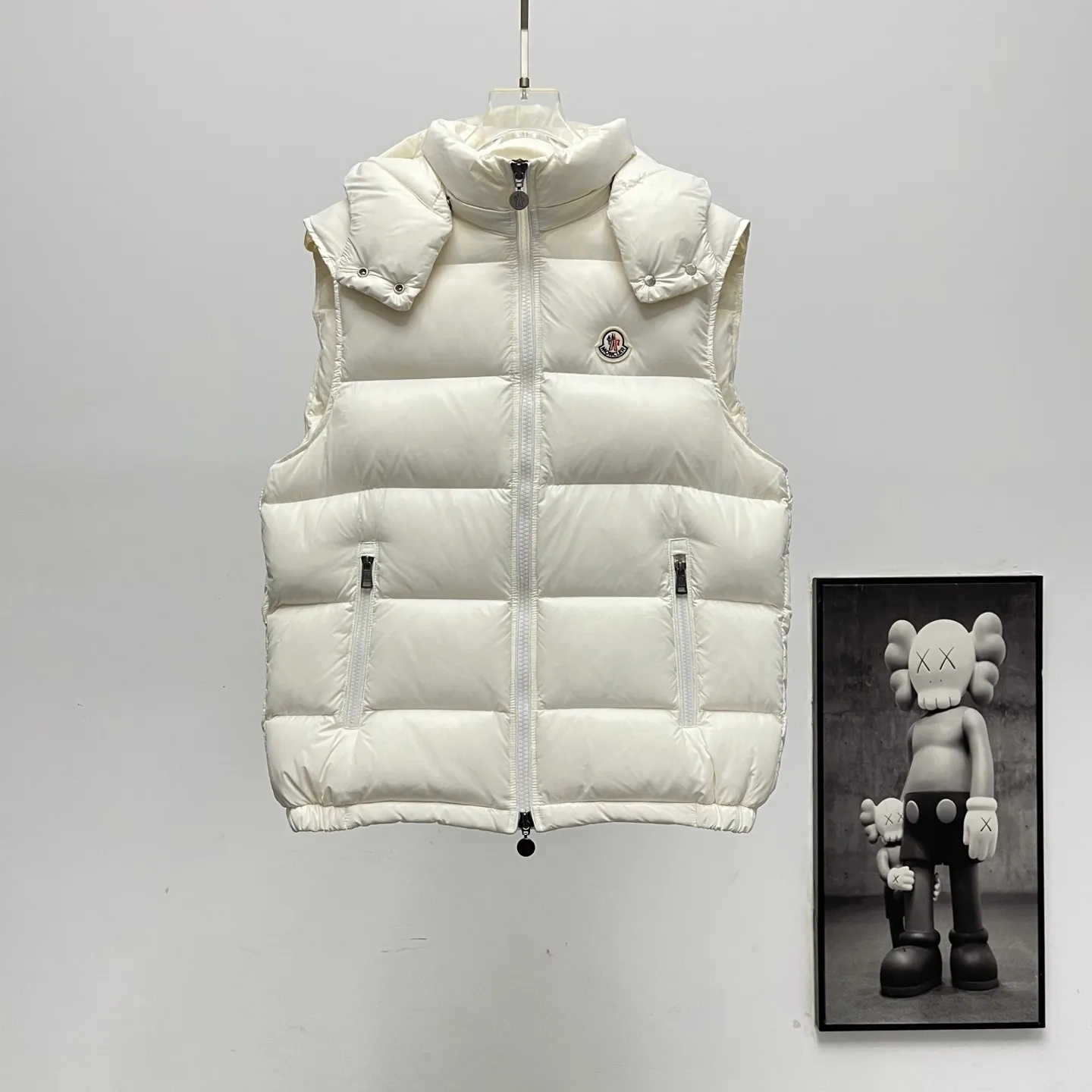 P540 𝗠𝗼𝗻𝗰𝗲𝗿/Moncler/Moncler Bormes patent pudding quilted hood down Sizes: 1, 2, 3, 4, 5, 6 Description: Tib’s design is inspired by 𝗠𝗼𝗻𝗰𝗲𝗿 The iconic jacket of the 1980s has been reinterpreted with modern and dynamic elements. This vest, embodying the personality of those who always want to be a winner, can be worn as a vest mid-season or paired with a windproof jacket in the dead of winter.   Material process analysis: 1. Original NFC inductive anti-counterfeiting chip 2. National standard 95% pure white duck down, exclusive use of top-grade down on the market, never false goose down and other misunderstandings 3. Fabric: 100% nylon; lining: 100% nylon, one of the best on the market, everything is customized according to the original version.  4. The electroplated hardware produced by the original processing factory is all customized by the original factory, and is not a replica of the market. 5. It is produced by the same OEM factory as XX Wolf. It has always been unambiguous in terms of quality. Everyone knows about the craftsmanship, QA and QC quality inspection of the workers when shipping from large factories. It is not comparable to small factories in the market.  Mouth-mounted down jackets, let’s not brag, there is almost no one that can do better than us! Make an original product with care, so that every customer has the confidence to introduce it to his customers: This is the top replica version in China. Good products do not need too many soft articles to set off, only junk products will boast: the original ZP uses thousands of words to impress consumers! Although it is an F product, it is not inferior to ZP!