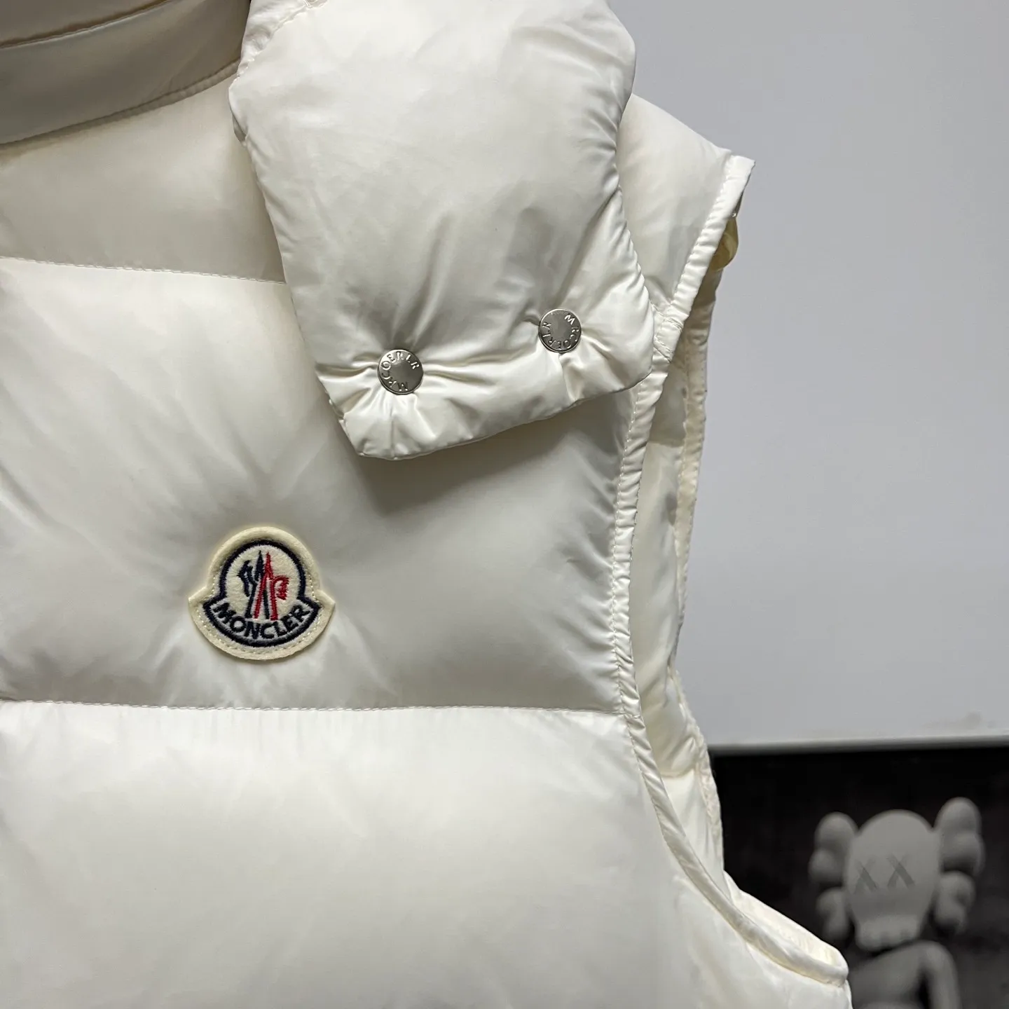 P540 𝗠𝗼𝗻𝗰𝗲𝗿/Moncler/Moncler Bormes patent pudding quilted hood down Sizes: 1, 2, 3, 4, 5, 6 Description: Tib’s design is inspired by 𝗠𝗼𝗻𝗰𝗲𝗿 The iconic jacket of the 1980s has been reinterpreted with modern and dynamic elements. This vest, embodying the personality of those who always want to be a winner, can be worn as a vest mid-season or paired with a windproof jacket in the dead of winter.   Material process analysis: 1. Original NFC inductive anti-counterfeiting chip 2. National standard 95% pure white duck down, exclusive use of top-grade down on the market, never false goose down and other misunderstandings 3. Fabric: 100% nylon; lining: 100% nylon, one of the best on the market, everything is customized according to the original version.  4. The electroplated hardware produced by the original processing factory is all customized by the original factory, and is not a replica of the market. 5. It is produced by the same OEM factory as XX Wolf. It has always been unambiguous in terms of quality. Everyone knows about the craftsmanship, QA and QC quality inspection of the workers when shipping from large factories. It is not comparable to small factories in the market.  Mouth-mounted down jackets, let’s not brag, there is almost no one that can do better than us! Make an original product with care, so that every customer has the confidence to introduce it to his customers: This is the top replica version in China. Good products do not need too many soft articles to set off, only junk products will boast: the original ZP uses thousands of words to impress consumers! Although it is an F product, it is not inferior to ZP!