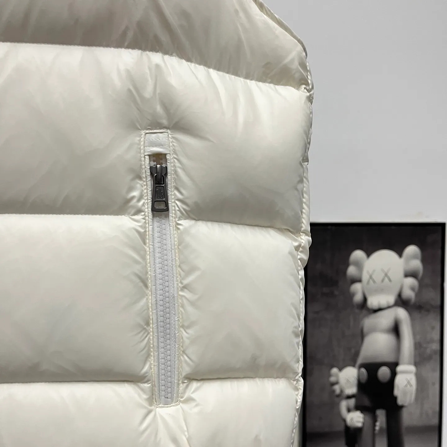 P540 𝗠𝗼𝗻𝗰𝗲𝗿/Moncler/Moncler Bormes patent pudding quilted hood down Sizes: 1, 2, 3, 4, 5, 6 Description: Tib’s design is inspired by 𝗠𝗼𝗻𝗰𝗲𝗿 The iconic jacket of the 1980s has been reinterpreted with modern and dynamic elements. This vest, embodying the personality of those who always want to be a winner, can be worn as a vest mid-season or paired with a windproof jacket in the dead of winter.   Material process analysis: 1. Original NFC inductive anti-counterfeiting chip 2. National standard 95% pure white duck down, exclusive use of top-grade down on the market, never false goose down and other misunderstandings 3. Fabric: 100% nylon; lining: 100% nylon, one of the best on the market, everything is customized according to the original version.  4. The electroplated hardware produced by the original processing factory is all customized by the original factory, and is not a replica of the market. 5. It is produced by the same OEM factory as XX Wolf. It has always been unambiguous in terms of quality. Everyone knows about the craftsmanship, QA and QC quality inspection of the workers when shipping from large factories. It is not comparable to small factories in the market.  Mouth-mounted down jackets, let’s not brag, there is almost no one that can do better than us! Make an original product with care, so that every customer has the confidence to introduce it to his customers: This is the top replica version in China. Good products do not need too many soft articles to set off, only junk products will boast: the original ZP uses thousands of words to impress consumers! Although it is an F product, it is not inferior to ZP!