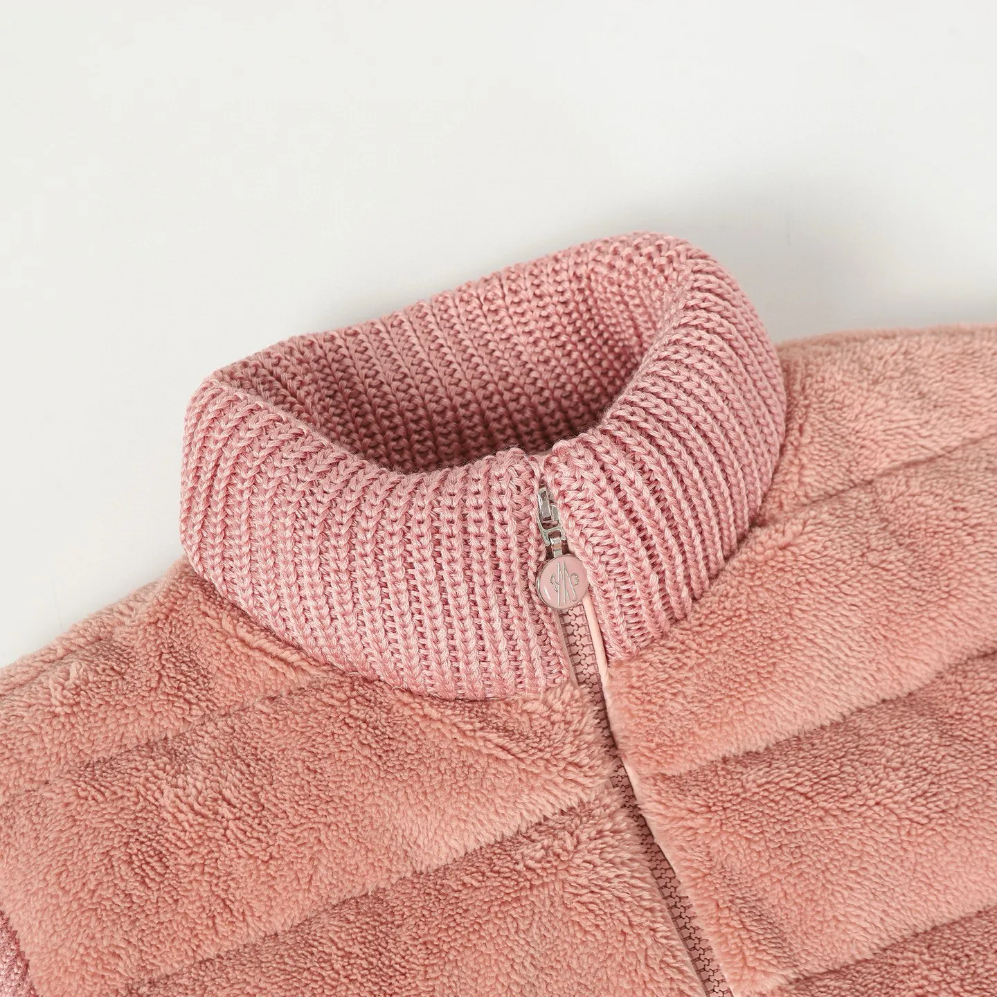 P580 🔥Moncler Women's Wool Teddy Down Jacket. This cardigan is made of wool and teddy style fabrics, providing a soft and comfortable wearing experience. Midweight knitted piece with down-filled front and back that can easily be worn as a outer layer in warmer weather. Fabric: Sleeves and collar made of woolen wool, Longue saison lining, 90% goose down, Craftsmanship: Front and back filled with down teddy style, purl stitch, 5 stitches, zipper closure, zipper pockets, ribbed cuffs Style: A75# Color: Pink White Gray Size: S M L