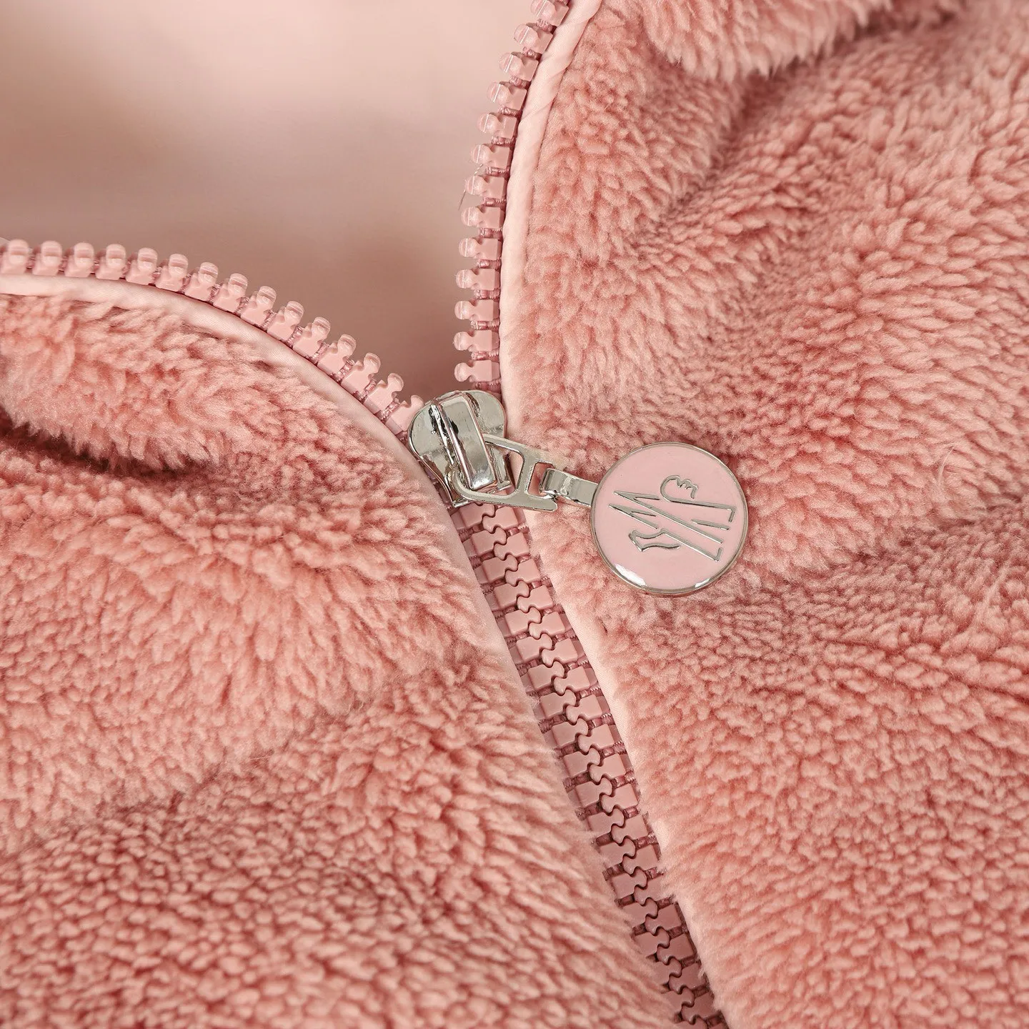 P580 🔥Moncler Women's Wool Teddy Down Jacket. This cardigan is made of wool and teddy style fabrics, providing a soft and comfortable wearing experience. Midweight knitted piece with down-filled front and back that can easily be worn as a outer layer in warmer weather. Fabric: Sleeves and collar made of woolen wool, Longue saison lining, 90% goose down, Craftsmanship: Front and back filled with down teddy style, purl stitch, 5 stitches, zipper closure, zipper pockets, ribbed cuffs Style: A75# Color: Pink White Gray Size: S M L