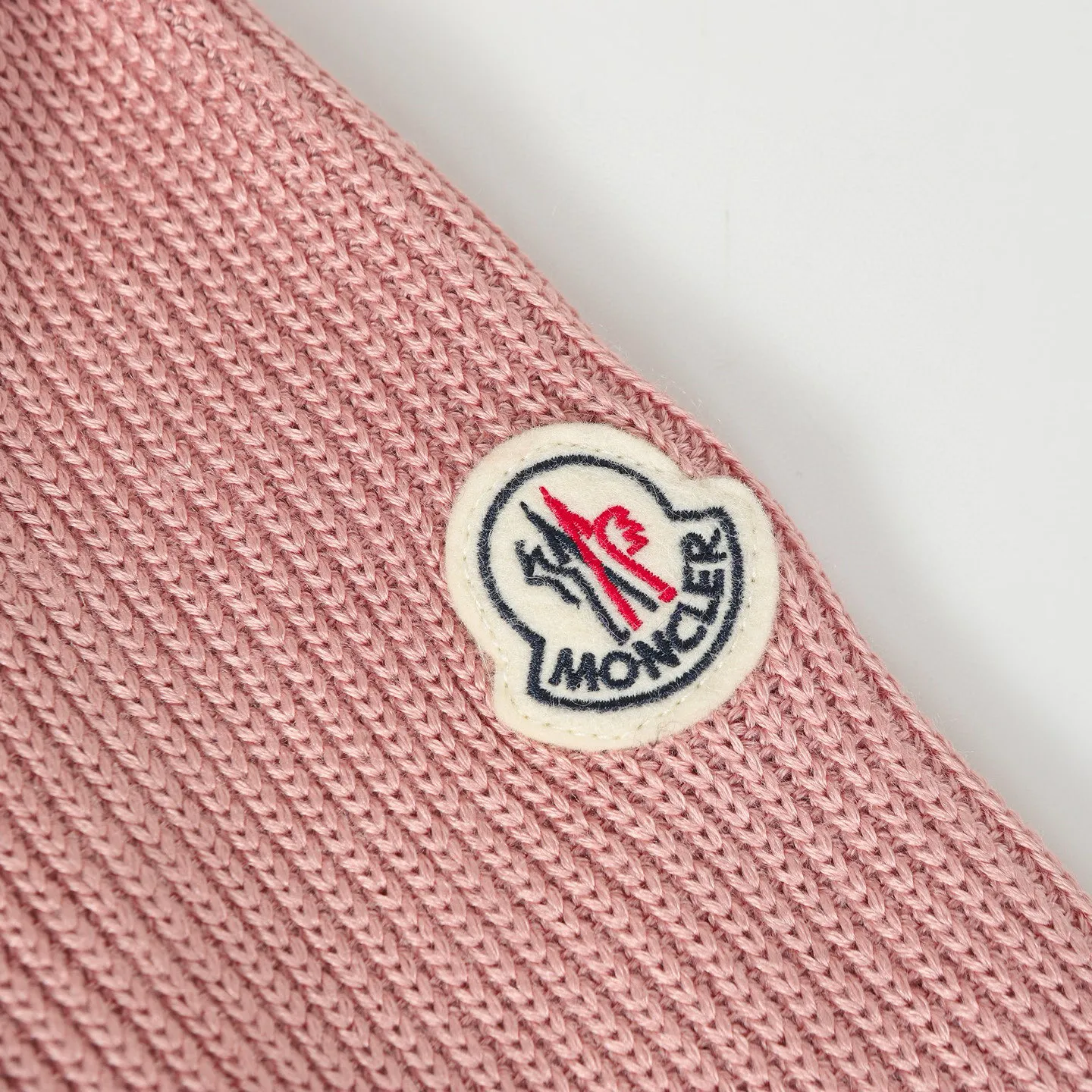 P580 🔥Moncler Women's Wool Teddy Down Jacket. This cardigan is made of wool and teddy style fabrics, providing a soft and comfortable wearing experience. Midweight knitted piece with down-filled front and back that can easily be worn as a outer layer in warmer weather. Fabric: Sleeves and collar made of woolen wool, Longue saison lining, 90% goose down, Craftsmanship: Front and back filled with down teddy style, purl stitch, 5 stitches, zipper closure, zipper pockets, ribbed cuffs Style: A75# Color: Pink White Gray Size: S M L