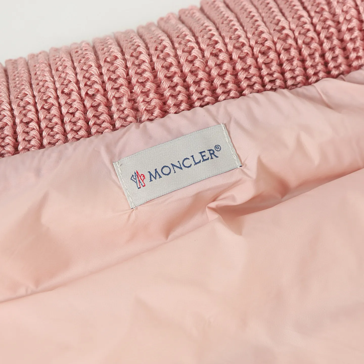 P580 🔥Moncler Women's Wool Teddy Down Jacket. This cardigan is made of wool and teddy style fabrics, providing a soft and comfortable wearing experience. Midweight knitted piece with down-filled front and back that can easily be worn as a outer layer in warmer weather. Fabric: Sleeves and collar made of woolen wool, Longue saison lining, 90% goose down, Craftsmanship: Front and back filled with down teddy style, purl stitch, 5 stitches, zipper closure, zipper pockets, ribbed cuffs Style: A75# Color: Pink White Gray Size: S M L