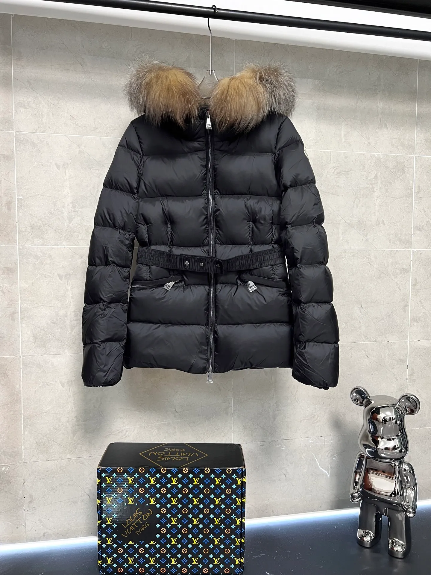 P1080 Moncler's new fur collar hooded waisted down jacket. The slim fit highlights the fluffy temperament of this down jacket. It is light and neat without any bloat. The fur collar at the neck is very textured. It is super slim and reduces your age. It is both warm and fashionable. It is definitely a versatile and unmistakable warm weapon for daily outings. Size: 1234