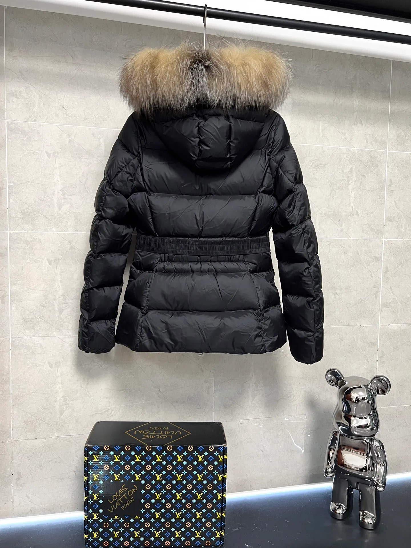 P1080 Moncler's new fur collar hooded waisted down jacket. The slim fit highlights the fluffy temperament of this down jacket. It is light and neat without any bloat. The fur collar at the neck is very textured. It is super slim and reduces your age. It is both warm and fashionable. It is definitely a versatile and unmistakable warm weapon for daily outings. Size: 1234