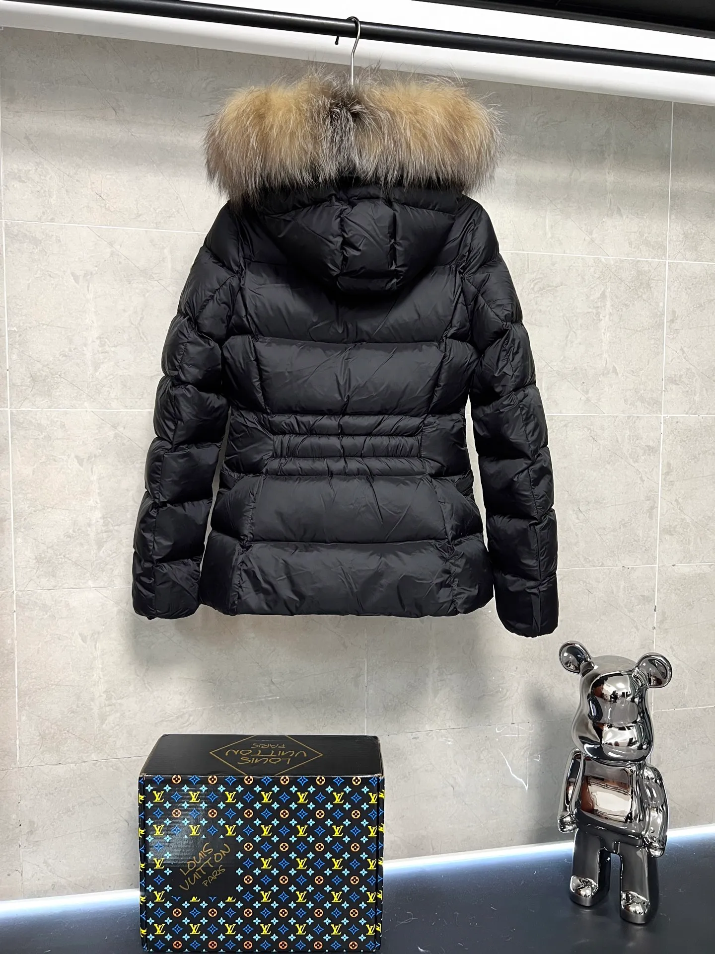 P1080 Moncler's new fur collar hooded waisted down jacket. The slim fit highlights the fluffy temperament of this down jacket. It is light and neat without any bloat. The fur collar at the neck is very textured. It is super slim and reduces your age. It is both warm and fashionable. It is definitely a versatile and unmistakable warm weapon for daily outings. Size: 1234