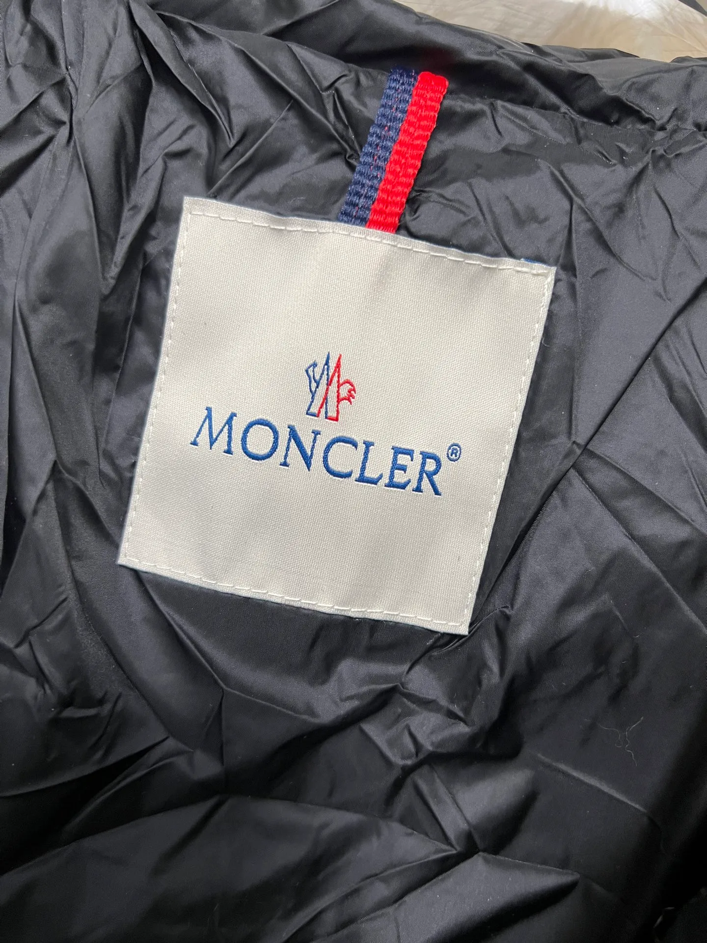 P1080 Moncler's new fur collar hooded waisted down jacket. The slim fit highlights the fluffy temperament of this down jacket. It is light and neat without any bloat. The fur collar at the neck is very textured. It is super slim and reduces your age. It is both warm and fashionable. It is definitely a versatile and unmistakable warm weapon for daily outings. Size: 1234