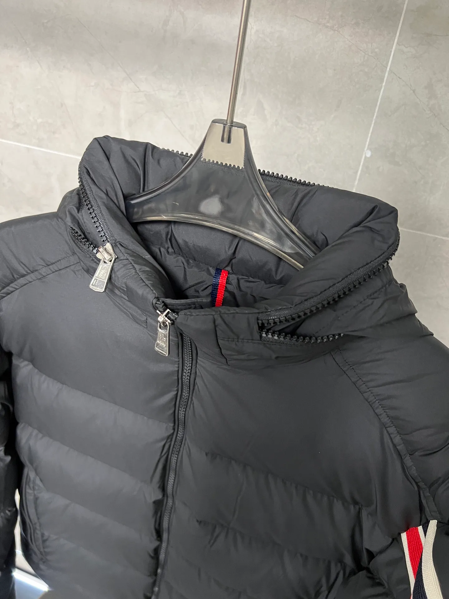 P880 MonclerSolayan men's short down jacket is decorated with seasonal iconic stripe details, blending sportsmanship and timeless style. Solayan down is made of micro chic fabrics and has a tough square shape design, highlighting Moncler's sportsmanship. This cropped style features tricolor stripes on the sleeves for a seasonal interpretation of the brand's signature. Comes with a practical pull-out hood. Color: Black Dark Brown Size: 12345