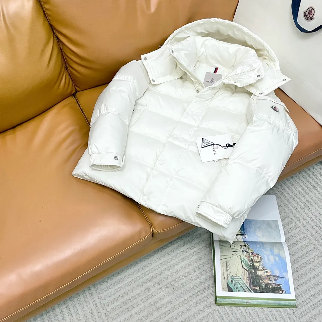 Moncler The Vezere down jacket is made from longue saison fabric, which is both lightweight and warm. This short down jacket features a hood that can be easily removed depending on the weather. The jacket's silhouette and sleeve patch pockets pay homage to the iconic Moncler Maya down jacket. •Made in longue saison fabric •Nylon léger brillant lining •Down filled •Removable and adjustable hood •Zip and snap fastening •Zip pockets •Patch pockets on sleeves •Adjustable cuffs •Drawstring hem